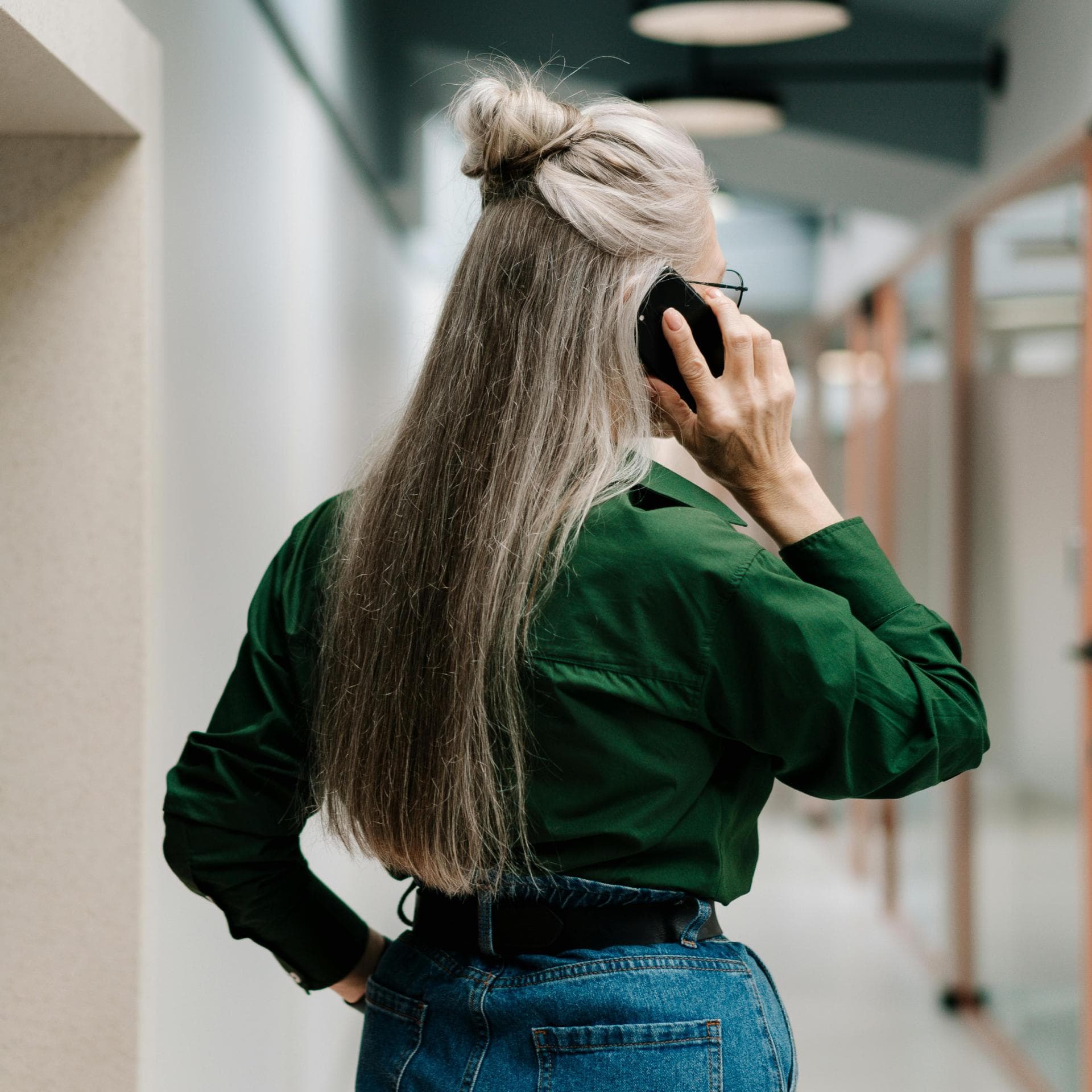 Graue Haare mit Half Bun