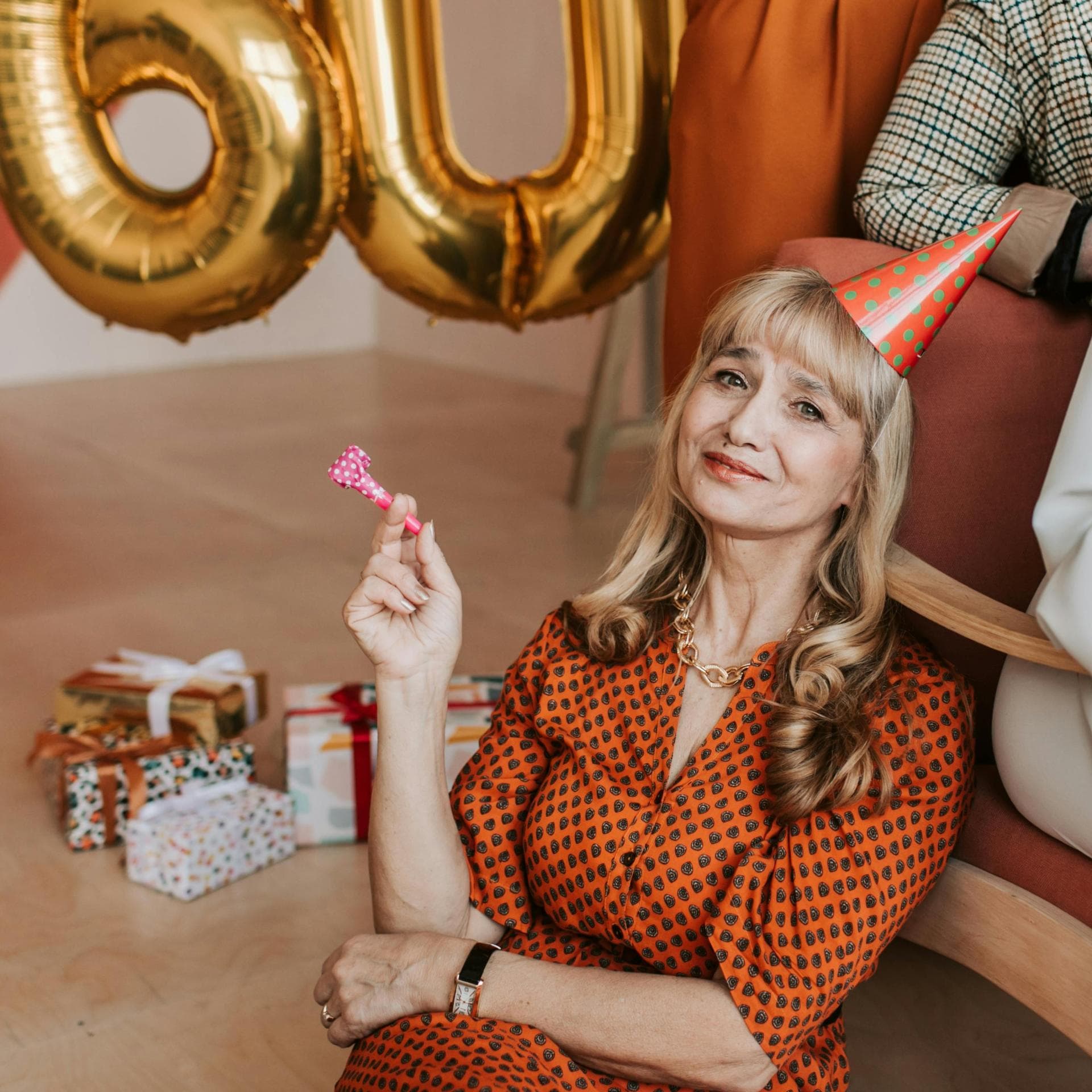 Frau feiert 60. Geburtstag
