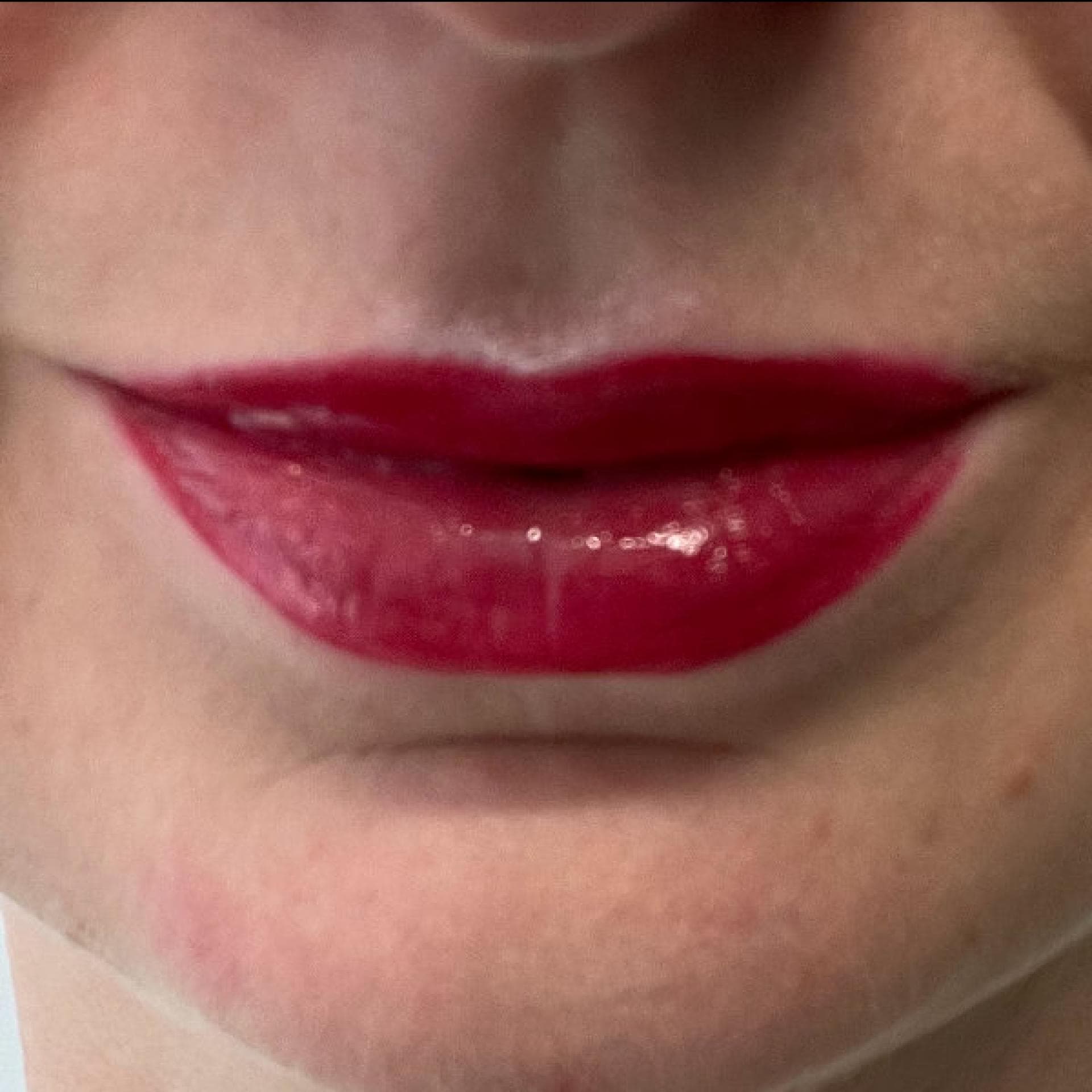 Lippen größer schminken Highlighter auftragen