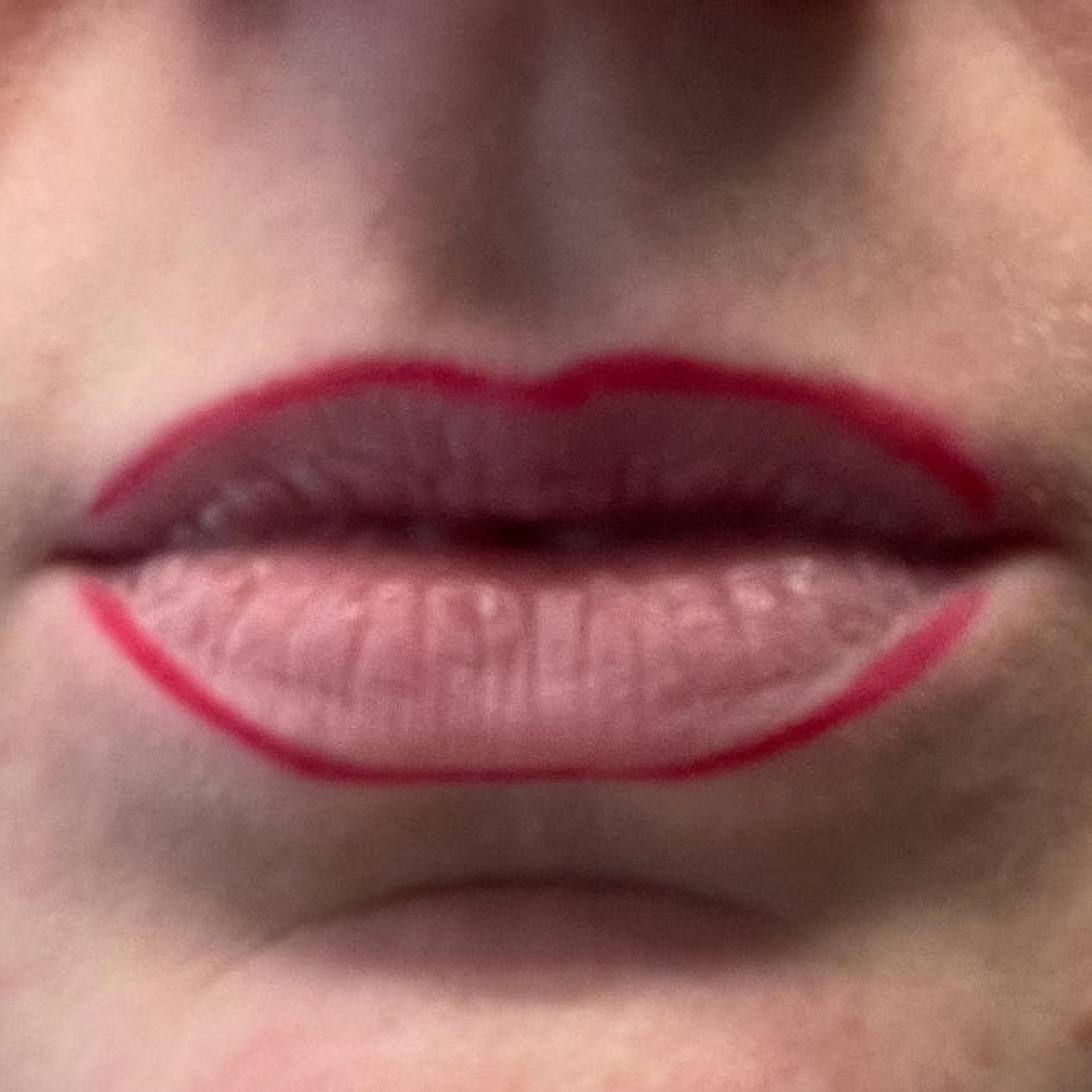 Lippen größer schminken Lipliner auftragen