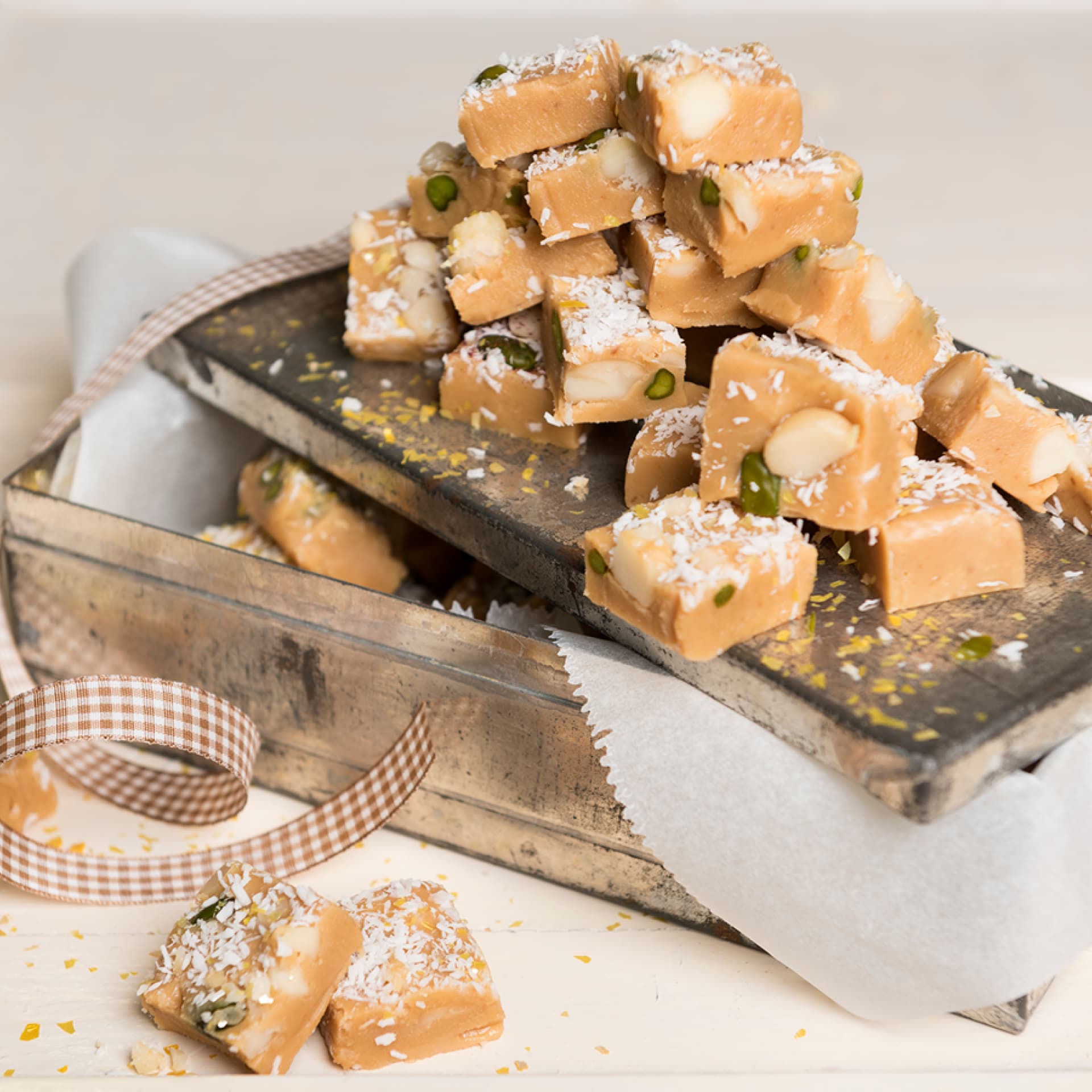 salted caramel Fudge Rezept salted caramel Fudge Rezept mit Macadamianüssen, Kokos und Pistazien