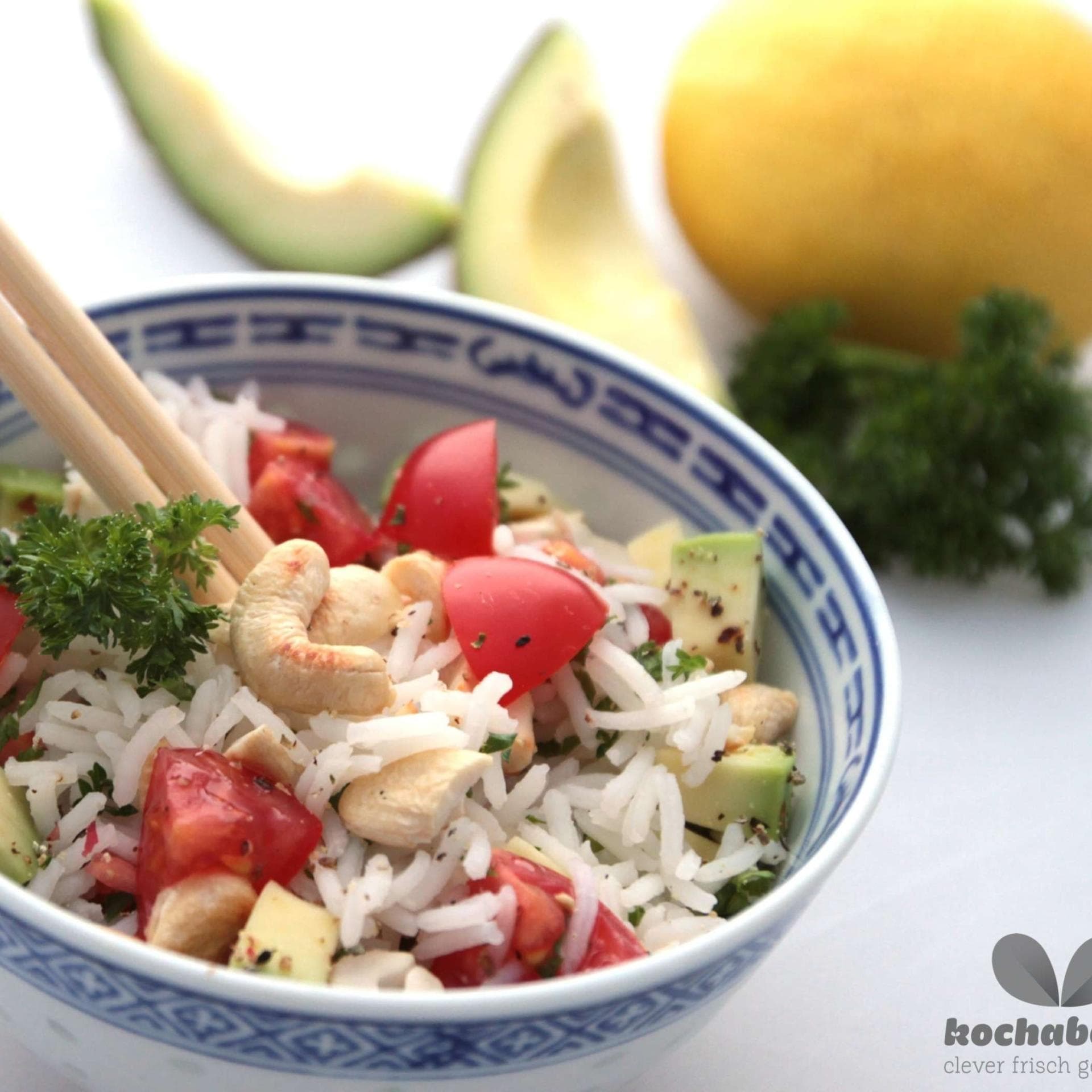Reissalat mit Avocado und Cashew-Nüssen Reissalat