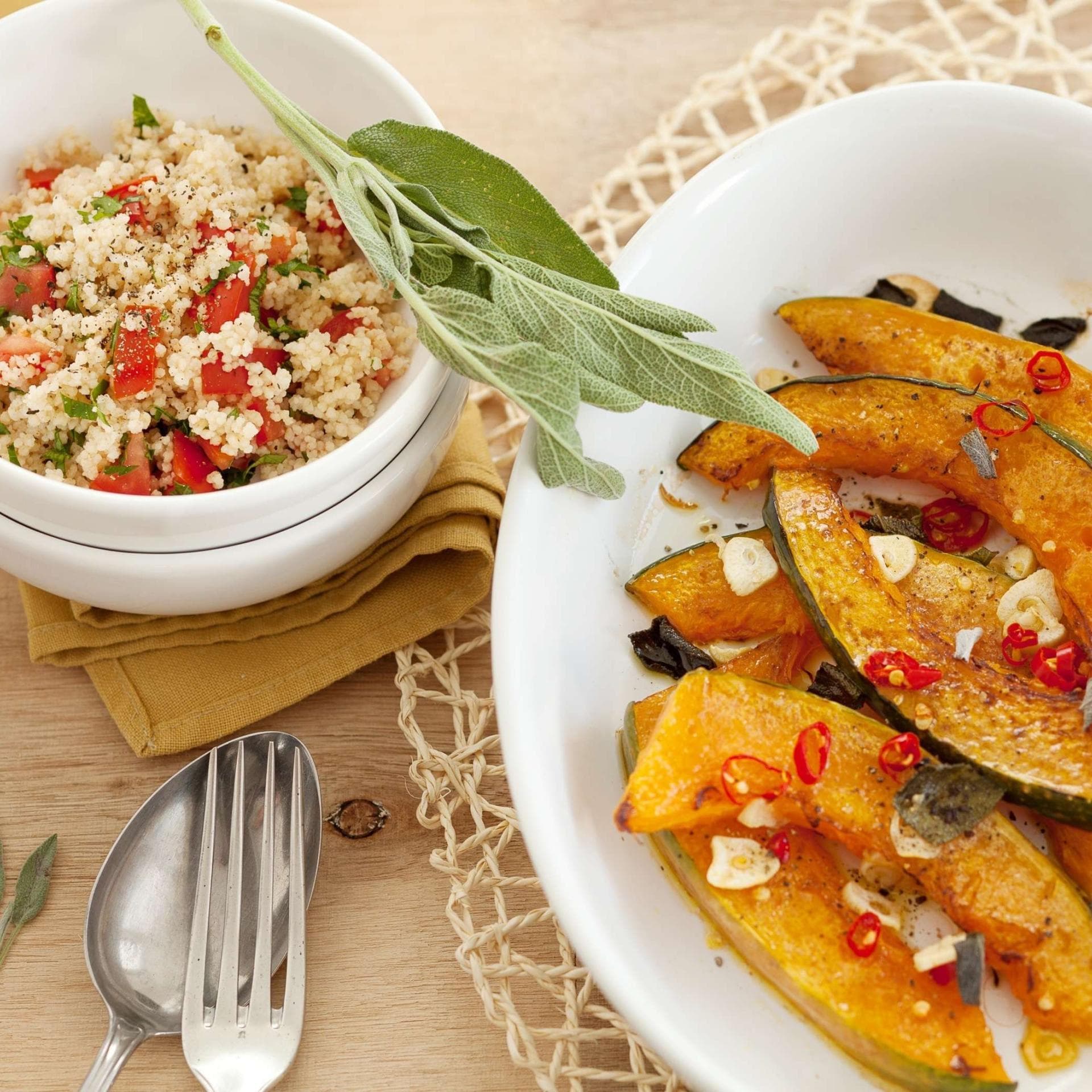 Kürbis im Ofen geschmort mit Tomaten-Couscous Salat Kürbis im Ofen geschmort mit Tomaten-Couscous Salat