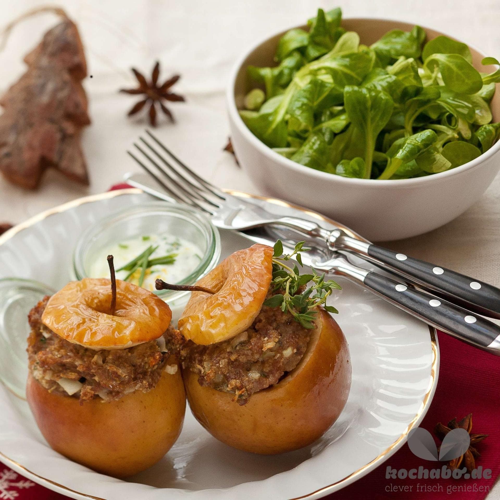 Pikante Bratäpfel mit Feldsalat Pikante Bratäpfel - Hier finden Sie unsere Rezeptideen, simple oder aufwendig, für weihnachtliche Vorspeisen