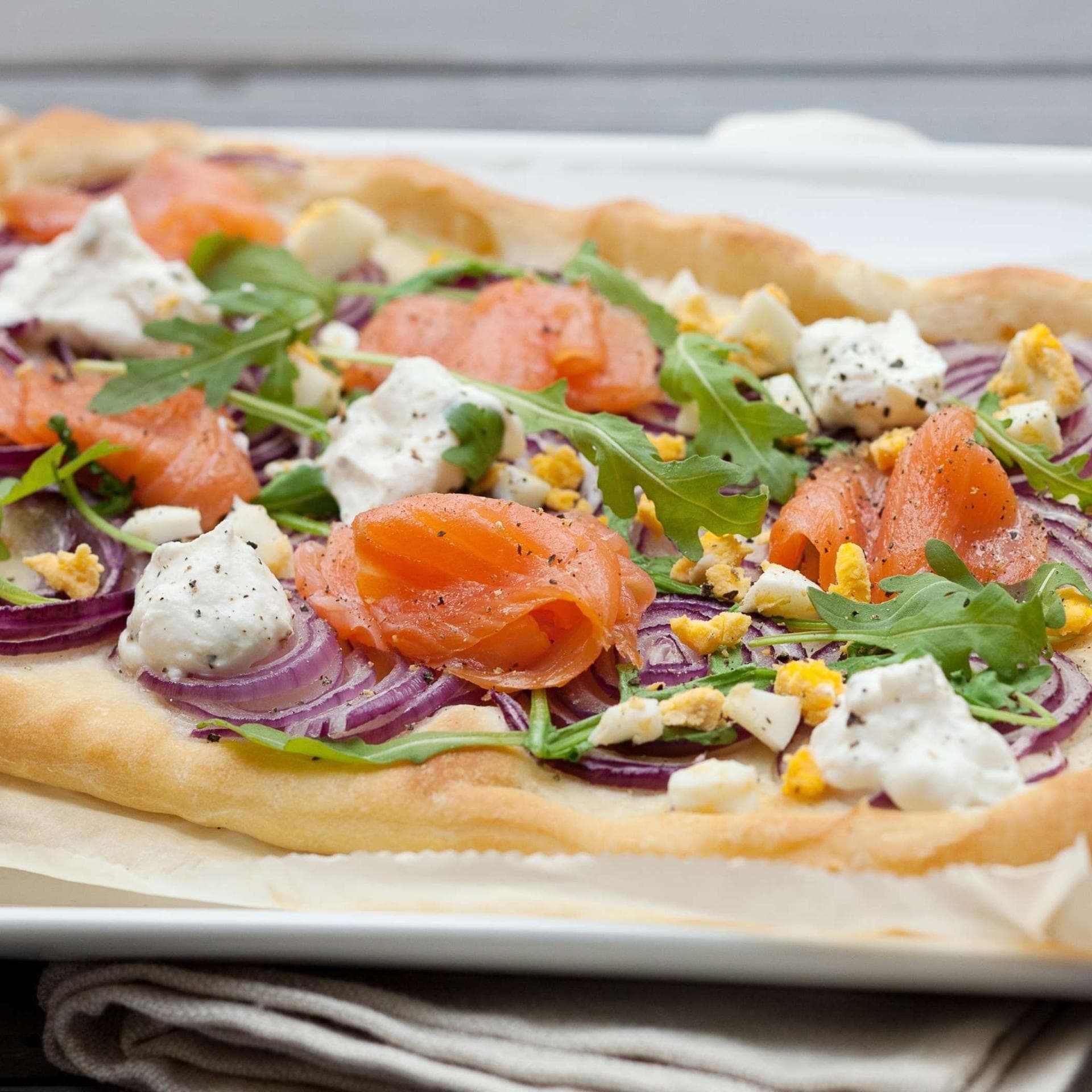 Räucherlachs-Pizza mit Ricotta Räucherlachs