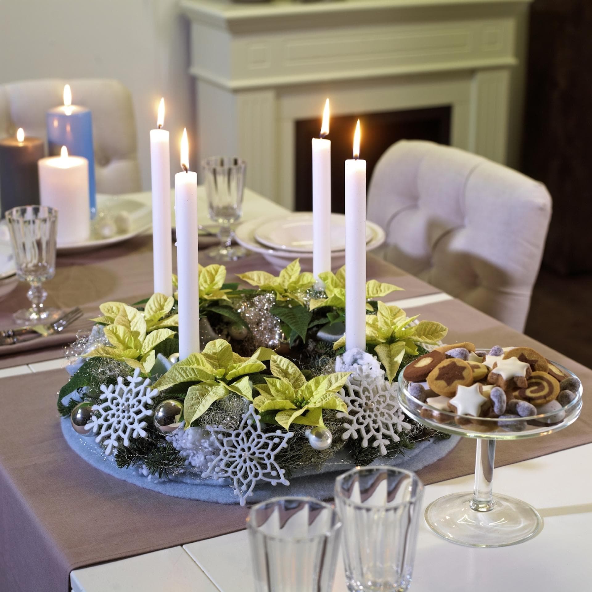 Adventskranz mit weißen Weihnachtssternen Anleitung für Adventskranz mit weißen Weihnachtssternen