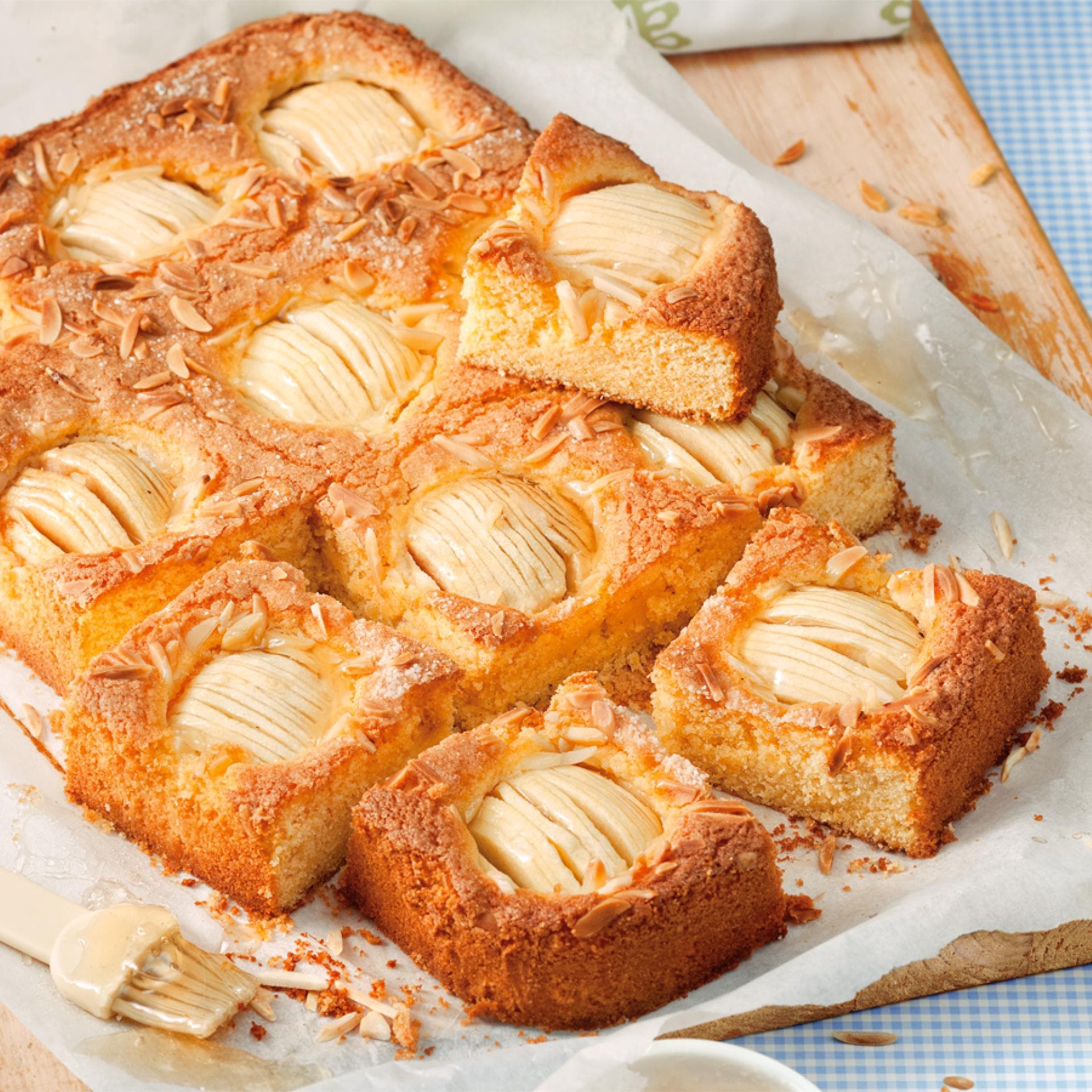Klassischer Apfelkuchen mit feinen Mandelsplittern und großen Apfelstücken