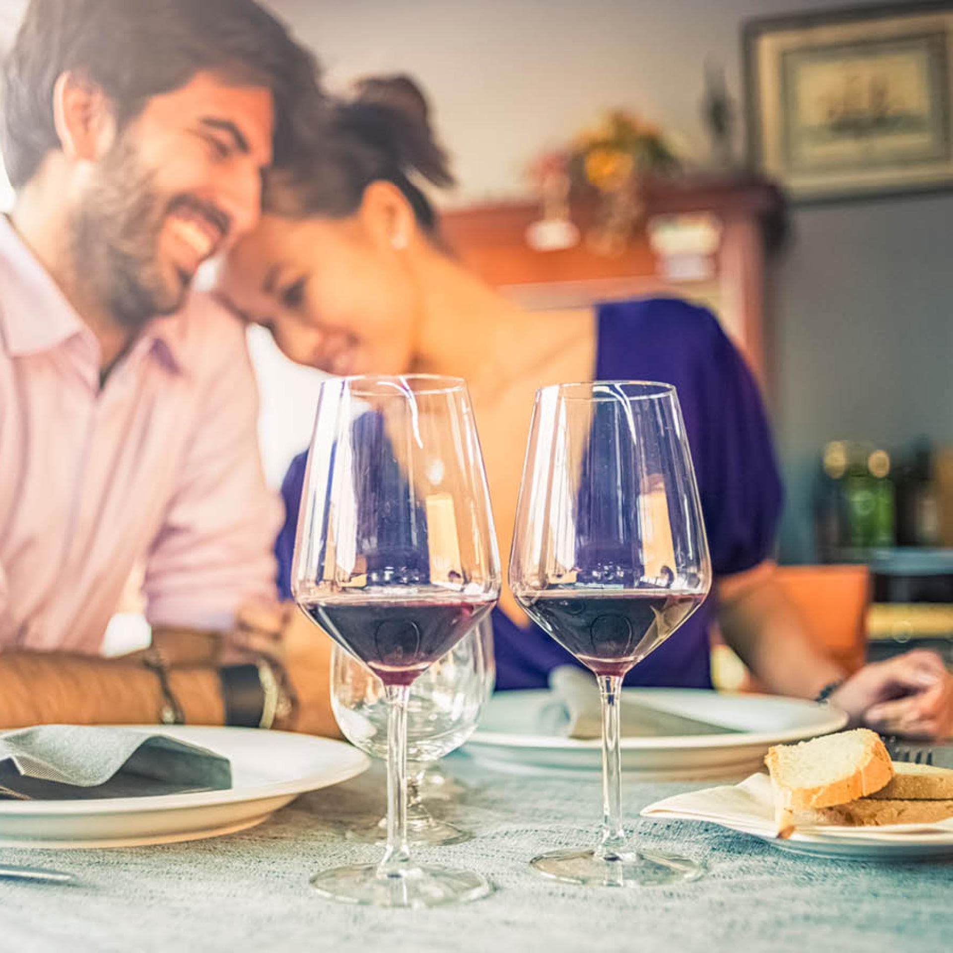 Pärchen am Esstisch Glückliches Pärchen beim Abendessen