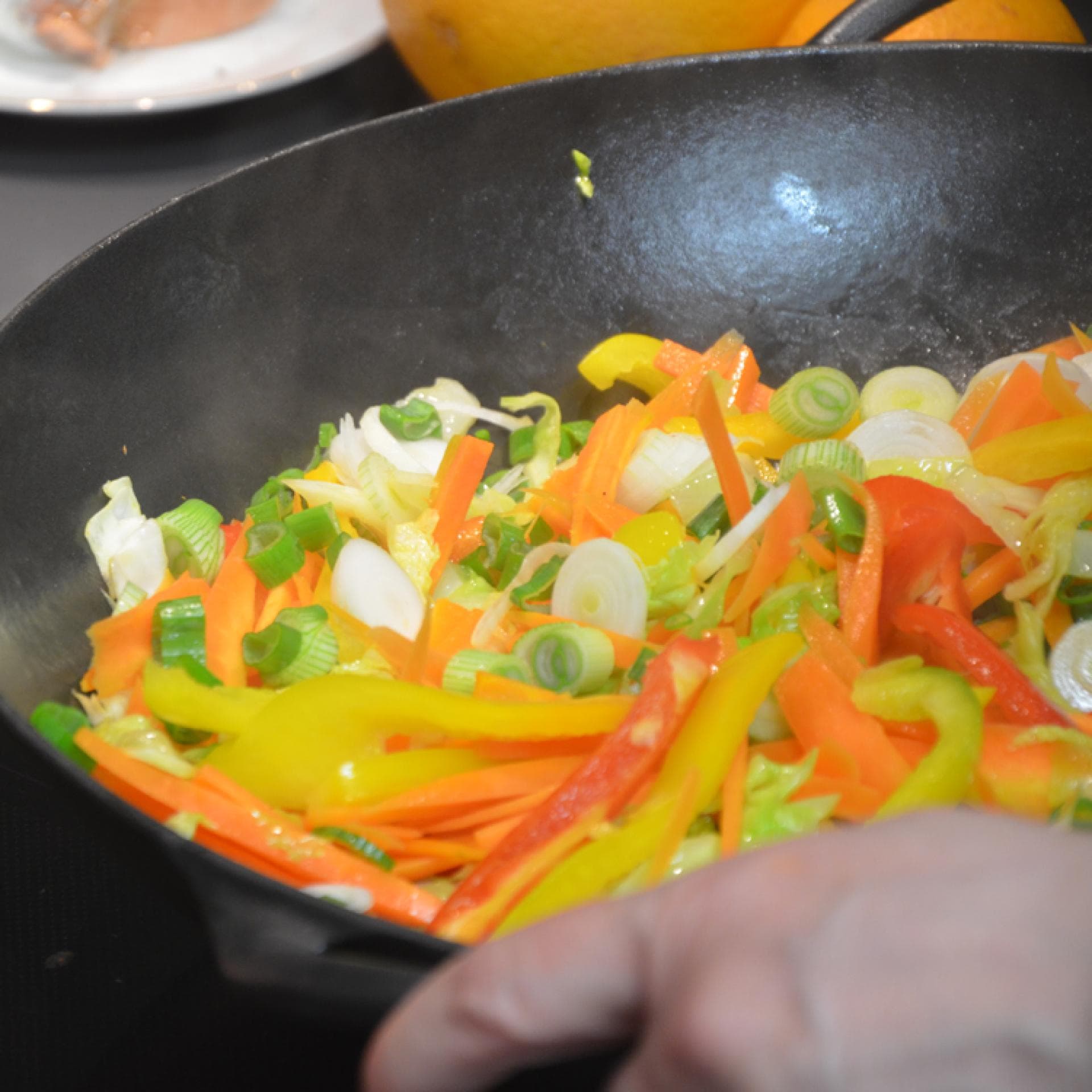 Vegan: Asiatische Gemüsepfanne - Das Rezept mit frischem Gemüse finden Sie hier