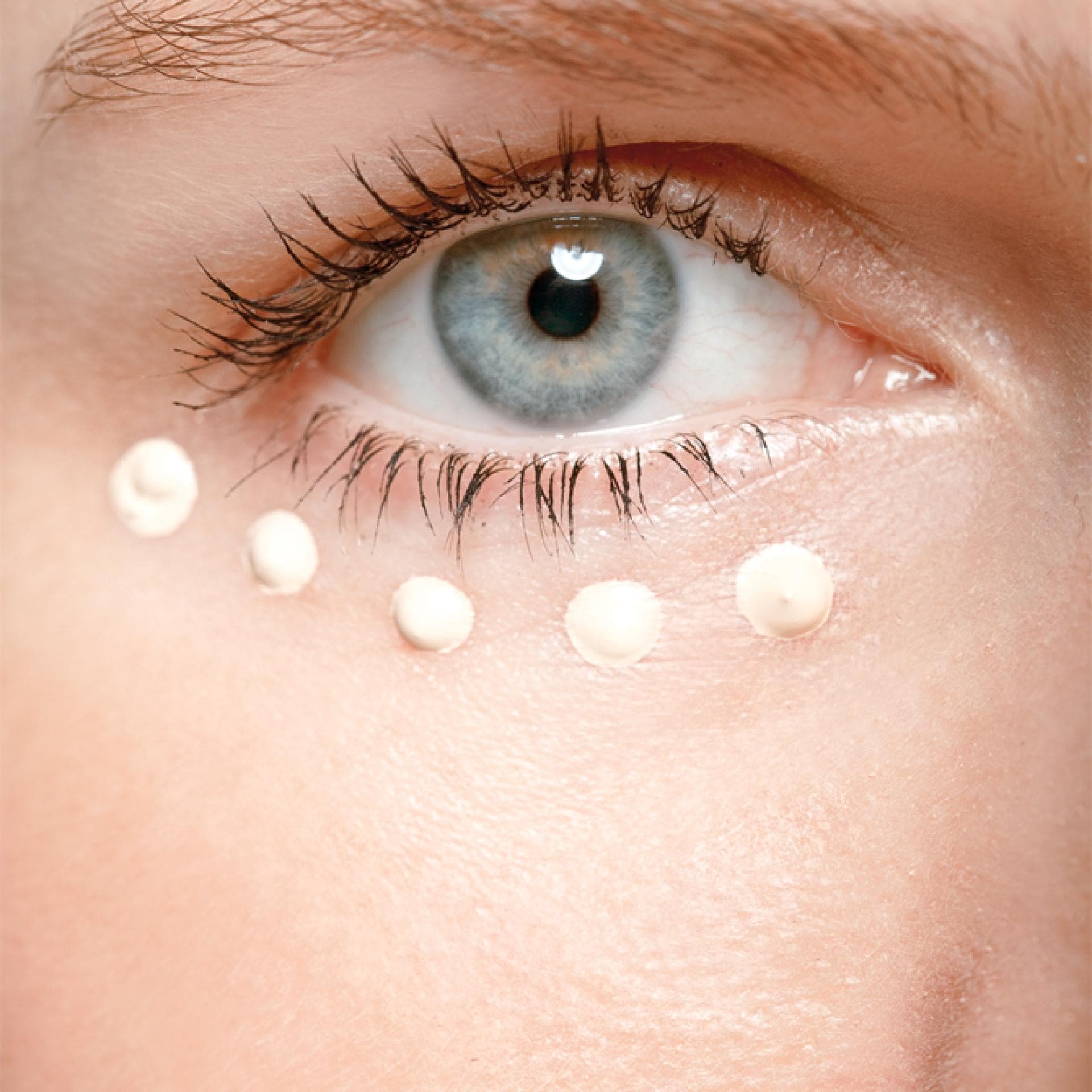 Augenringe abdecken Die Augenringe einer Frau sind mit Concealer betupft - So kaschieren Sie Ihre Augenringe
