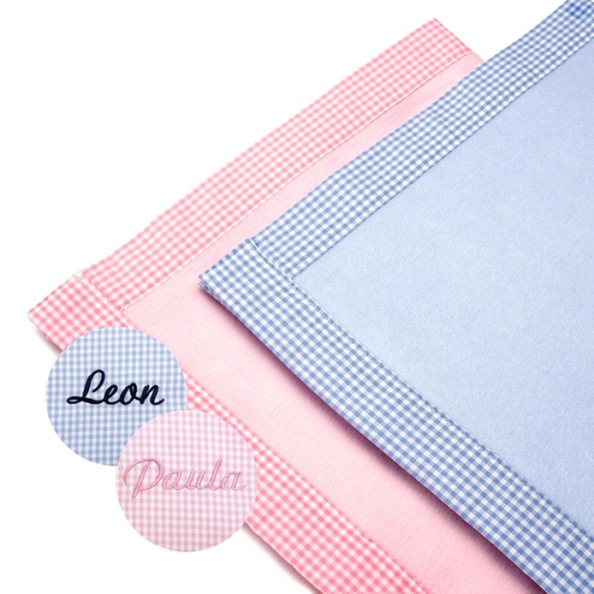 Babydecke in rosa und blau bestickt mit Namen
