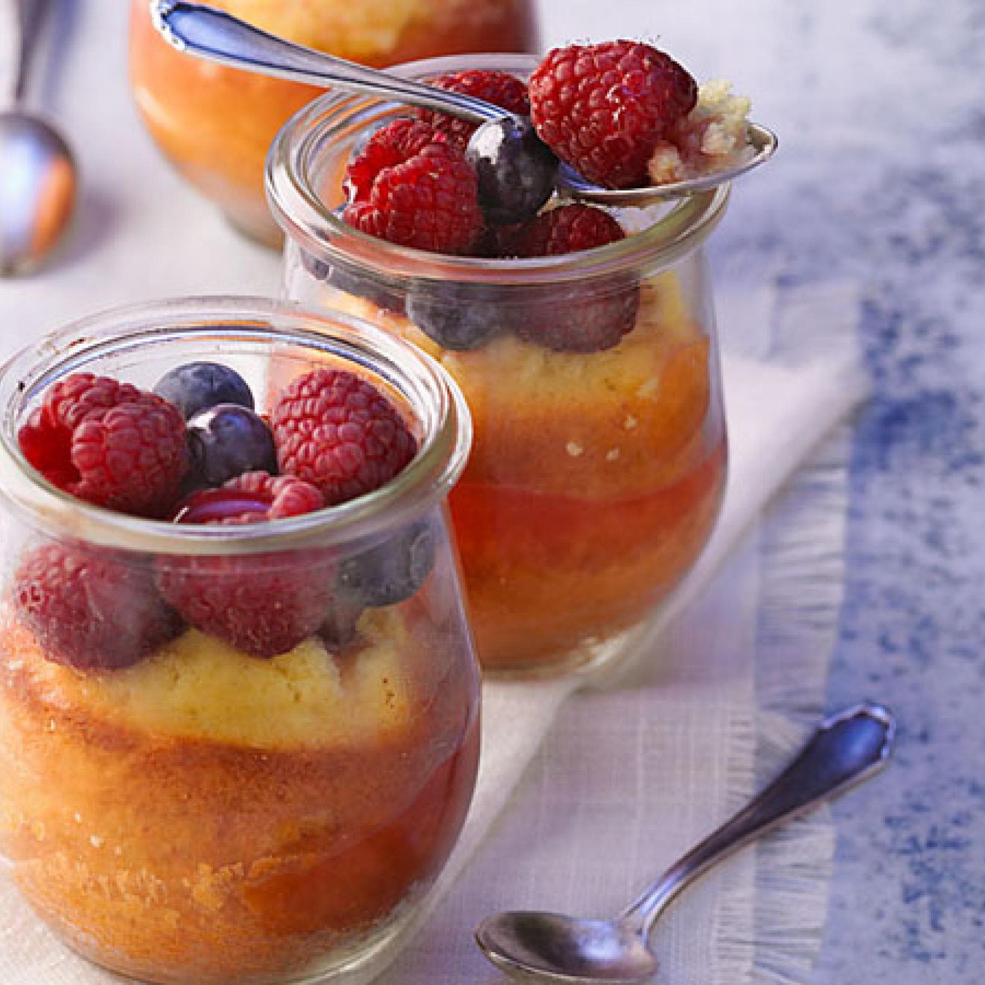 Rote-Beeren-Kuchen im Glas Rote-Beeren-Kuchen im Glas