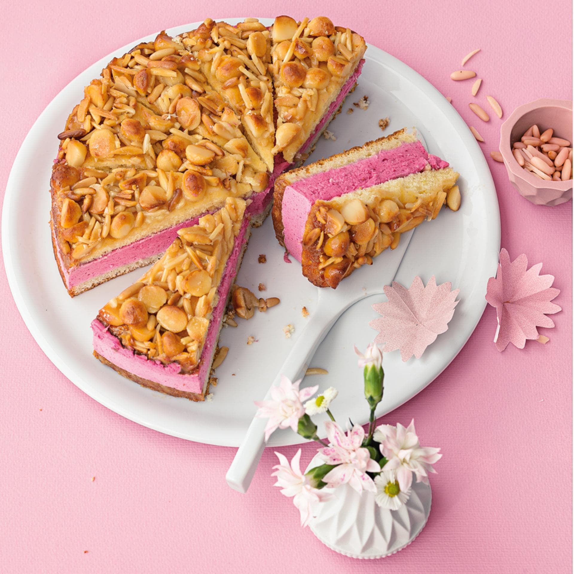 Bienenstich Torte mit Himbeercreme Bienenstich Torte mit Himbeercreme