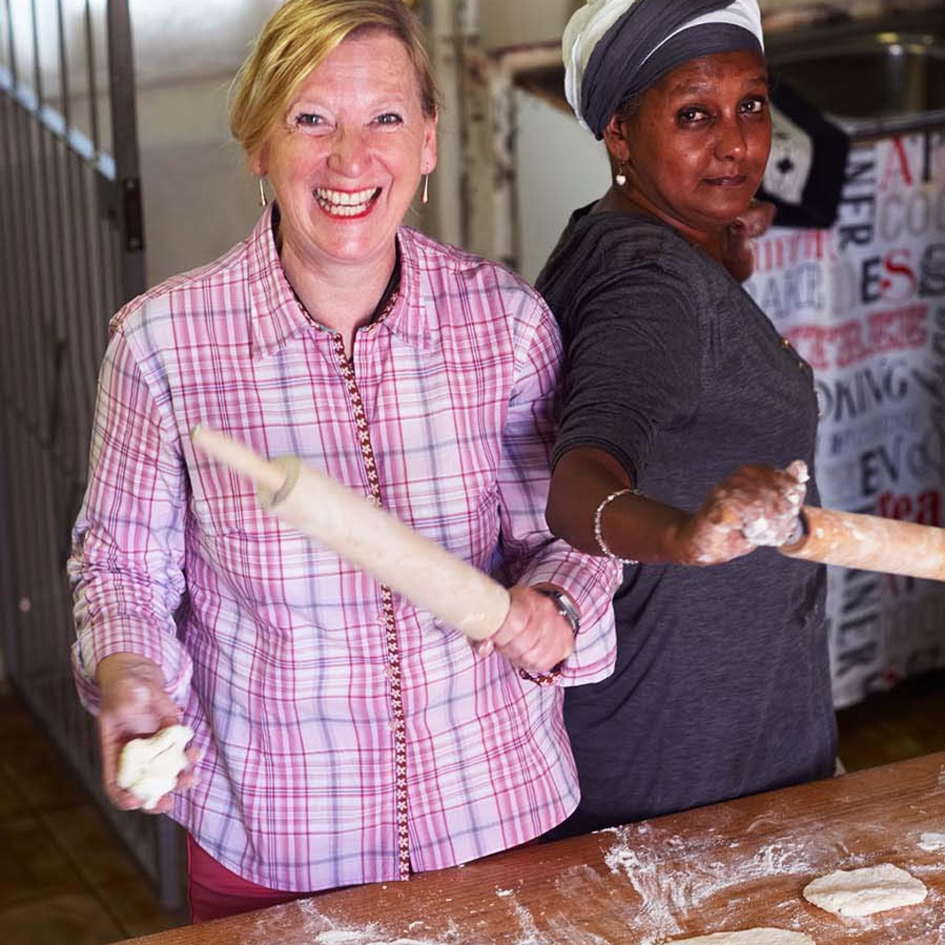 Kerstin Görn und Faldela Tolker machen Roti-Teigfladen