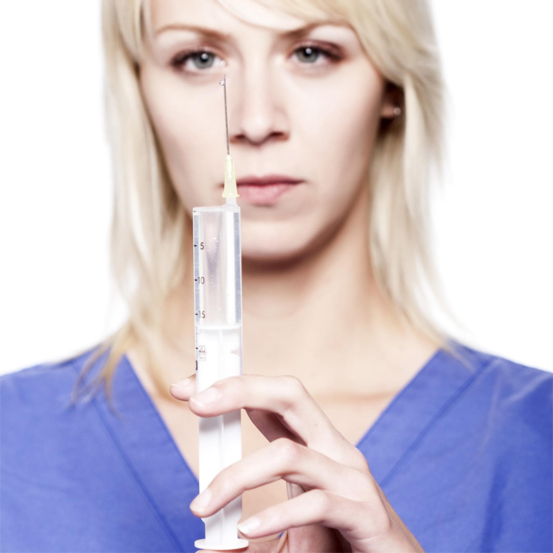 Eine Frau mit Botoxspritze