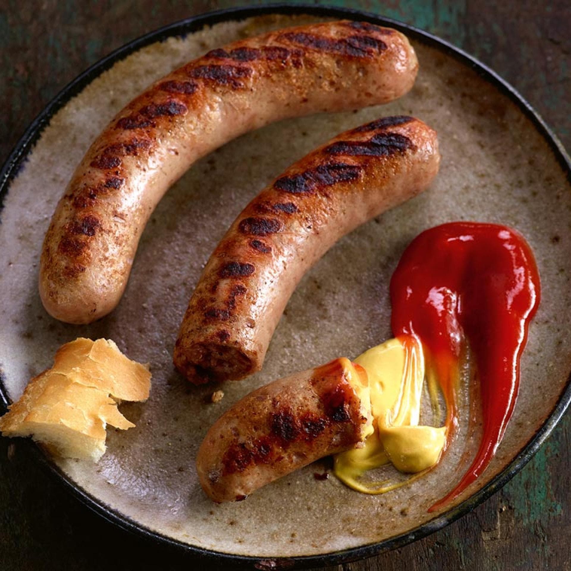 Selbstgemachte Bratwurst mit Senf und Ketchup 