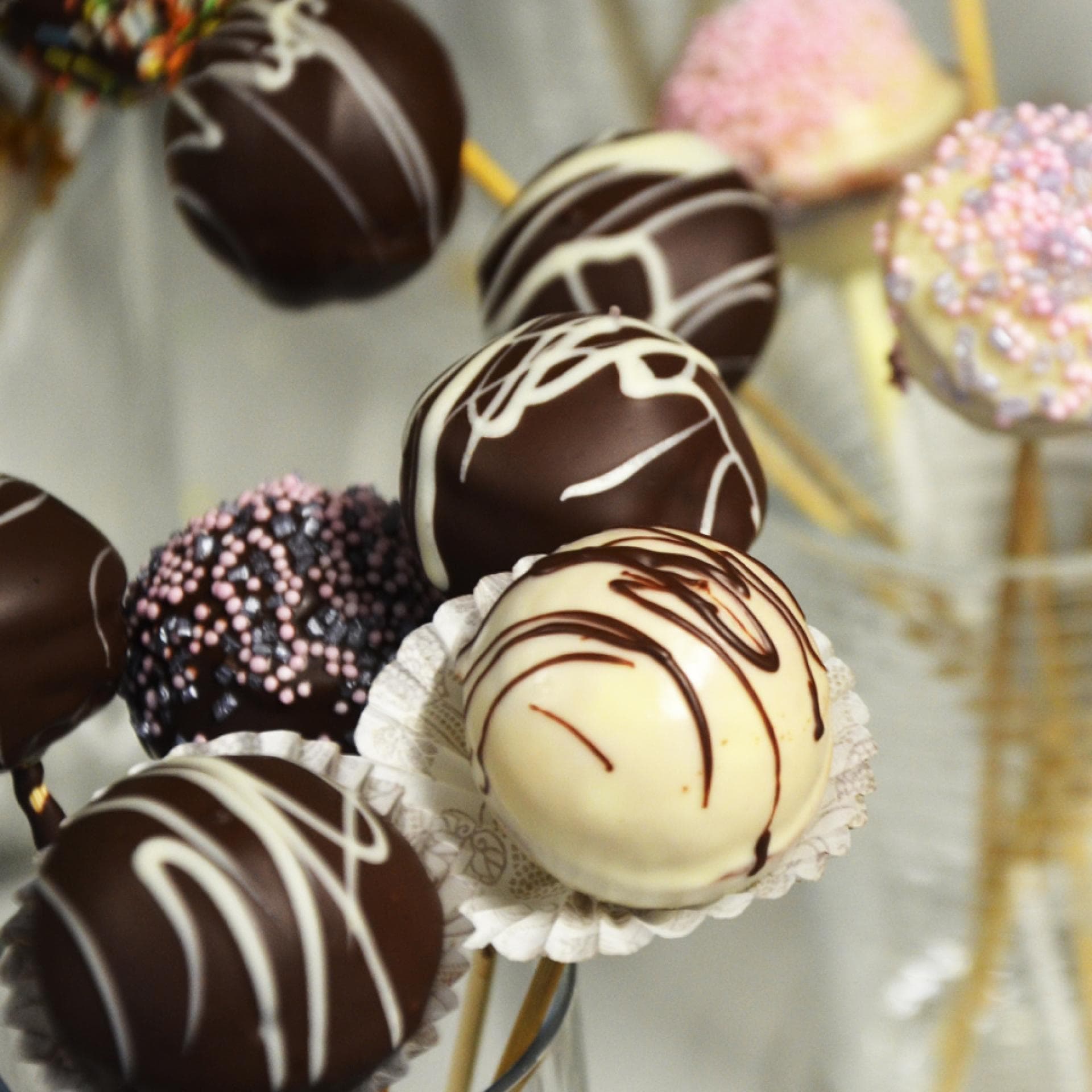 Süße Kuchenbällchen: Cake Pops mit Schokoladen-Überzug Süße Kuchenbällchen: Leckere Cake Pops mit Schokoladen-Überzug selber machen