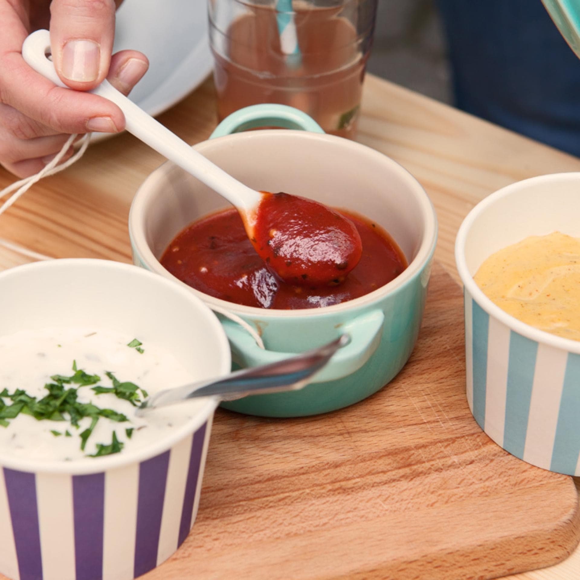 Schälchen gefüllt mit Dips