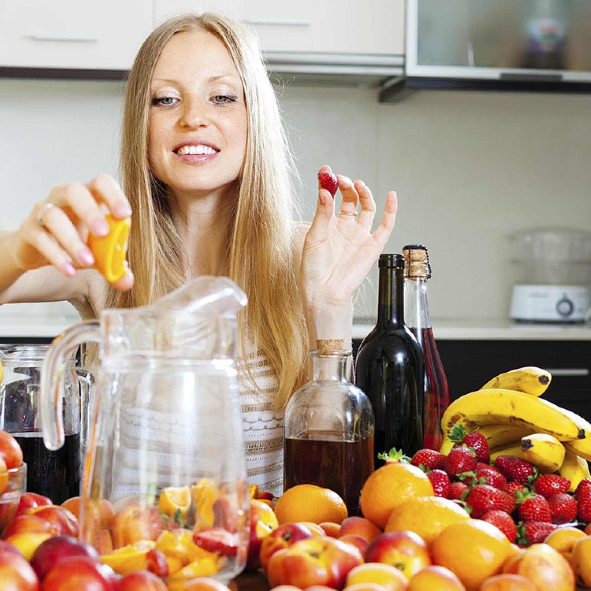 Saft fasten Eine Frau probiert, welches Früchte Sie zum Saft-Fasten verwenden möchte