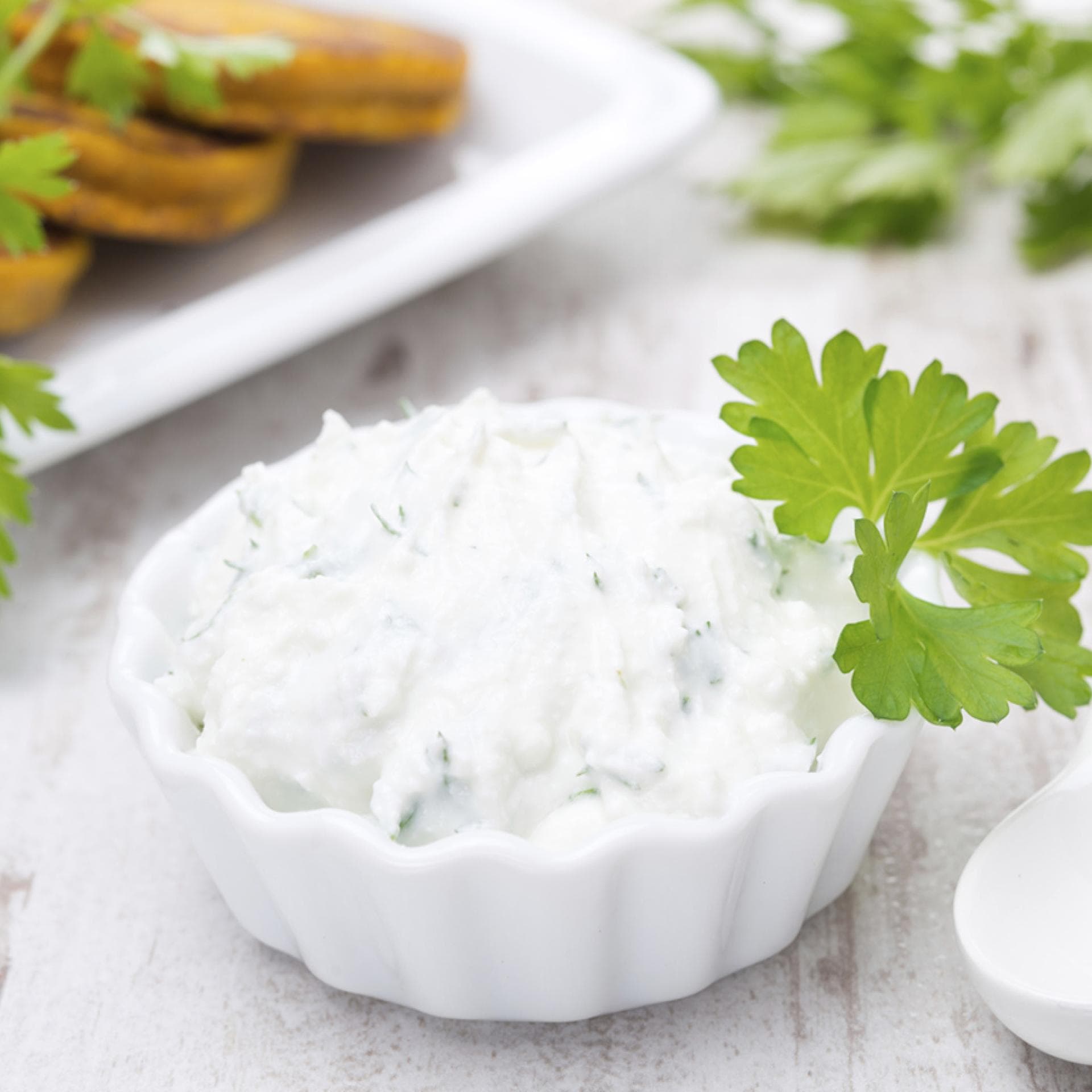 Feta-Dip Feta-Dip in weißer Schale - So machen Sie einen fettarmen Feta-Dip