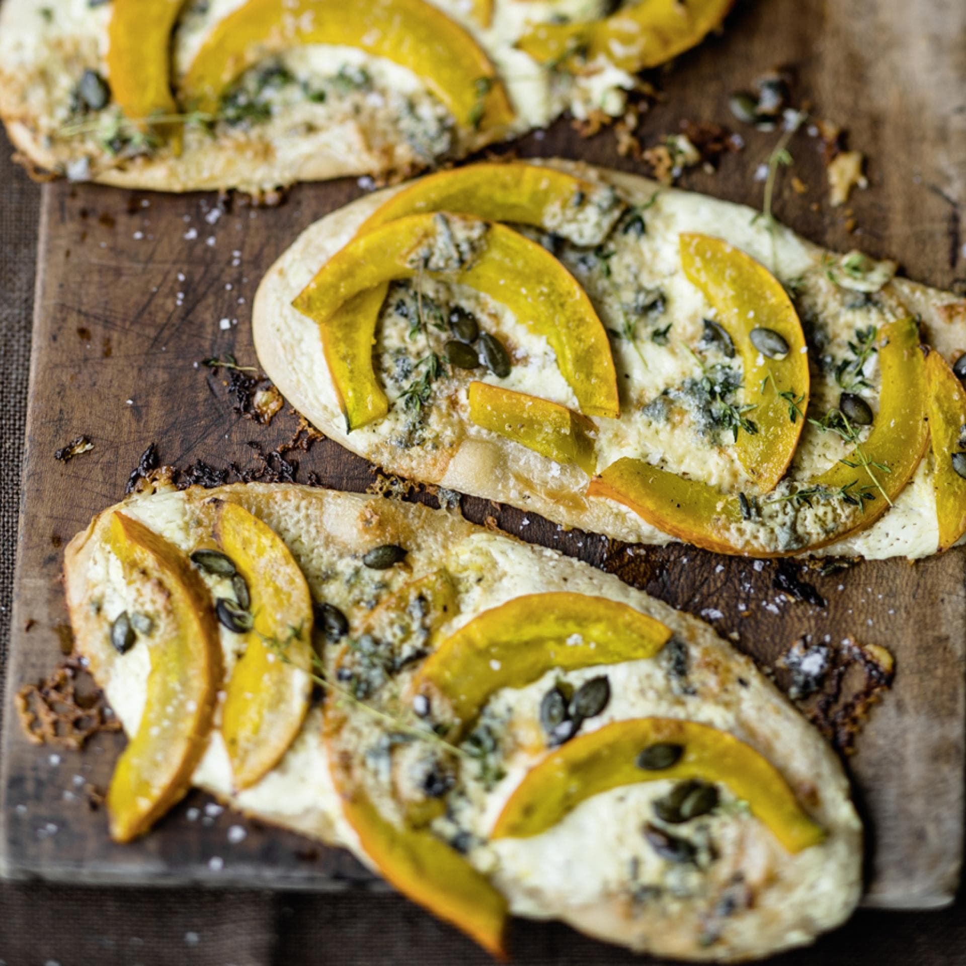 Vegetarischer Flammkuchen mit Kürbis