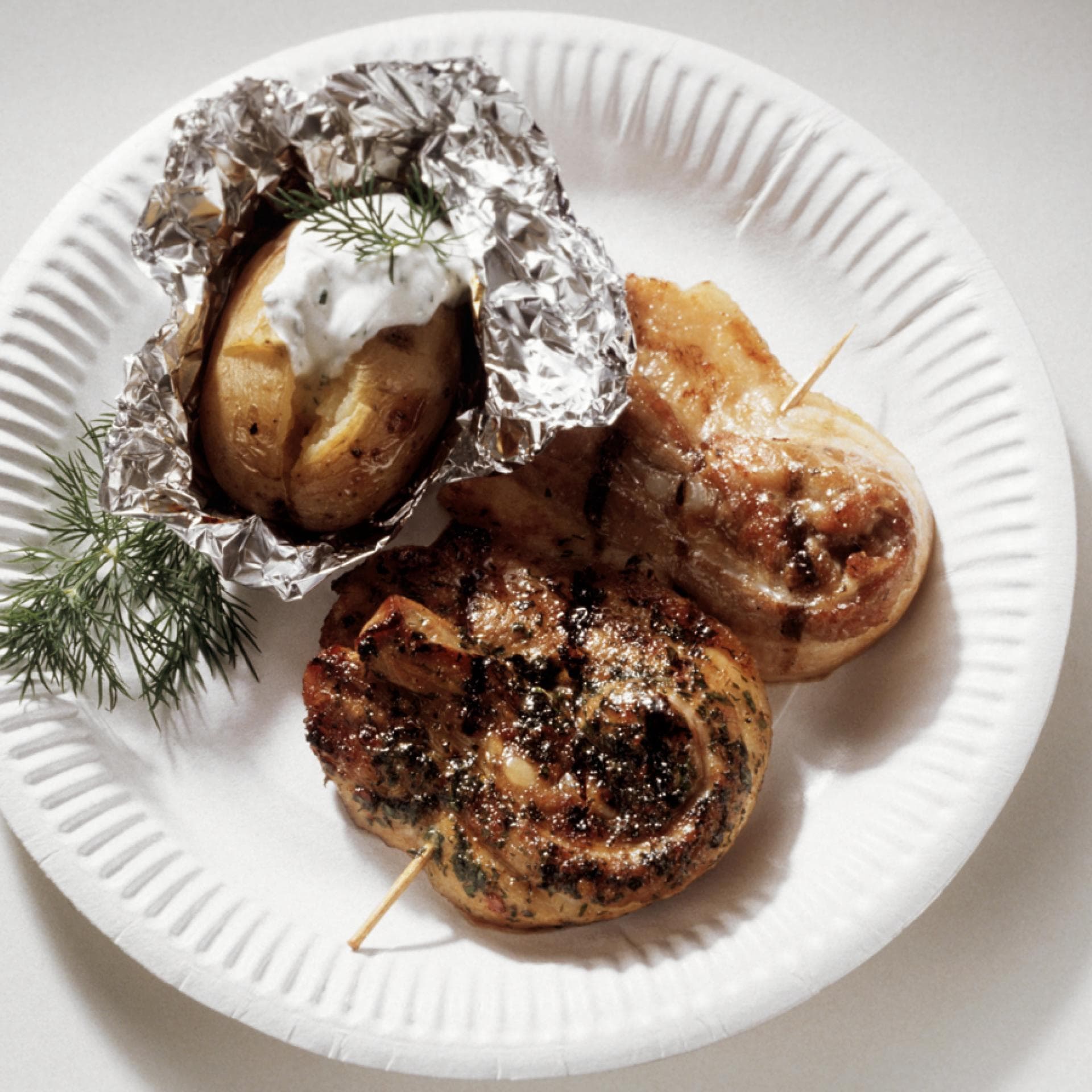 Folienkartoffel grillen - Wir geben Ihnen Tipps, wie die Folienkartoffel auf dem Grill gelingt und zur knackig frischen Genusskomponente auf dem Grillabend wird
