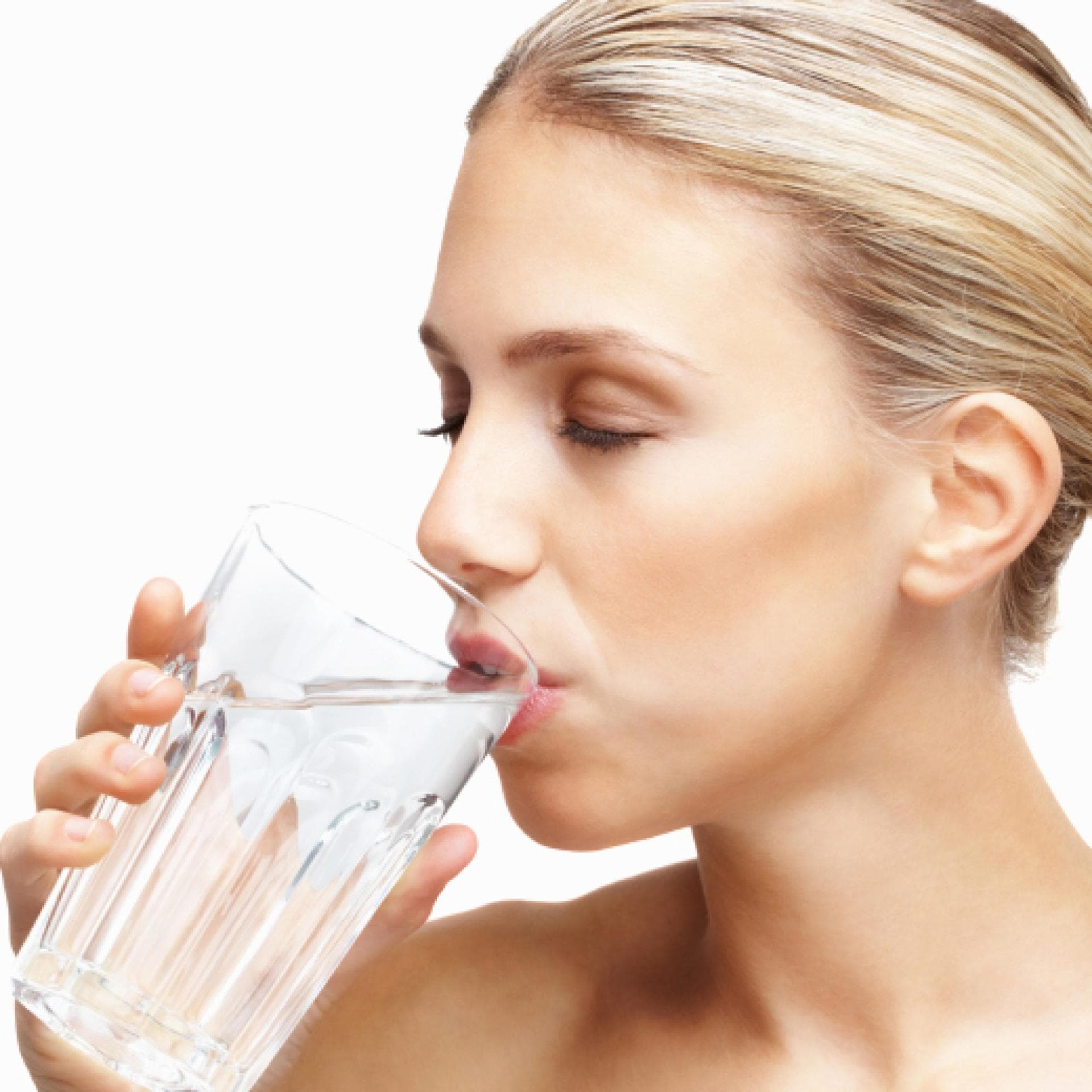 Frau trinkt Wasser Frau trinkt Wasser