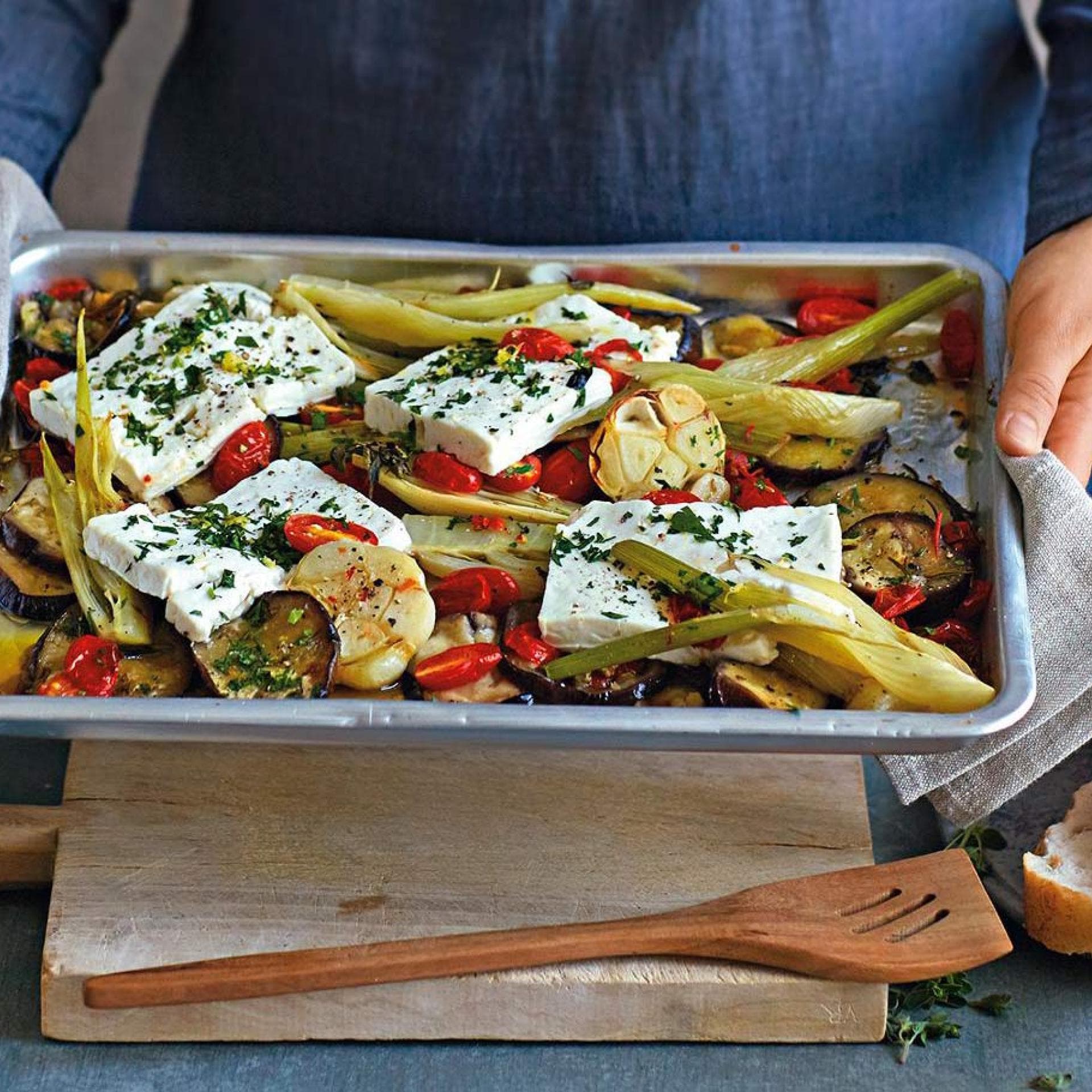 Gebackener Feta auf Ofengemüse in einer Auflaufform