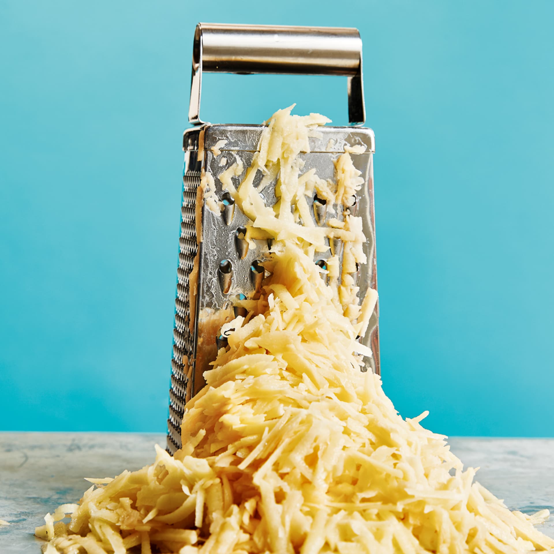Mit der Reibe geraspelte Kartoffeln 