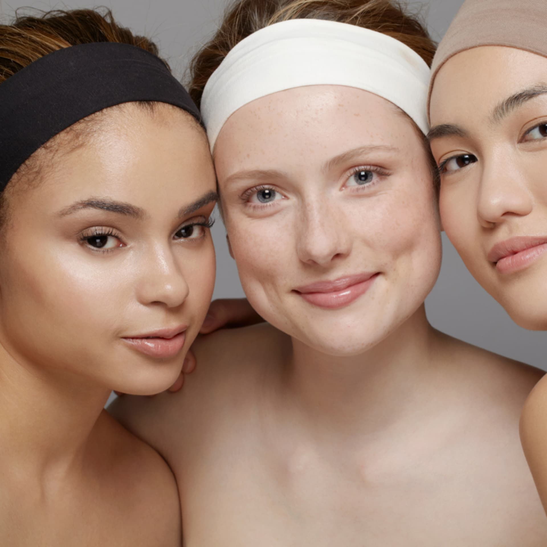 Gesichtspflege für jeden Hauttyp Drei junge Frauen