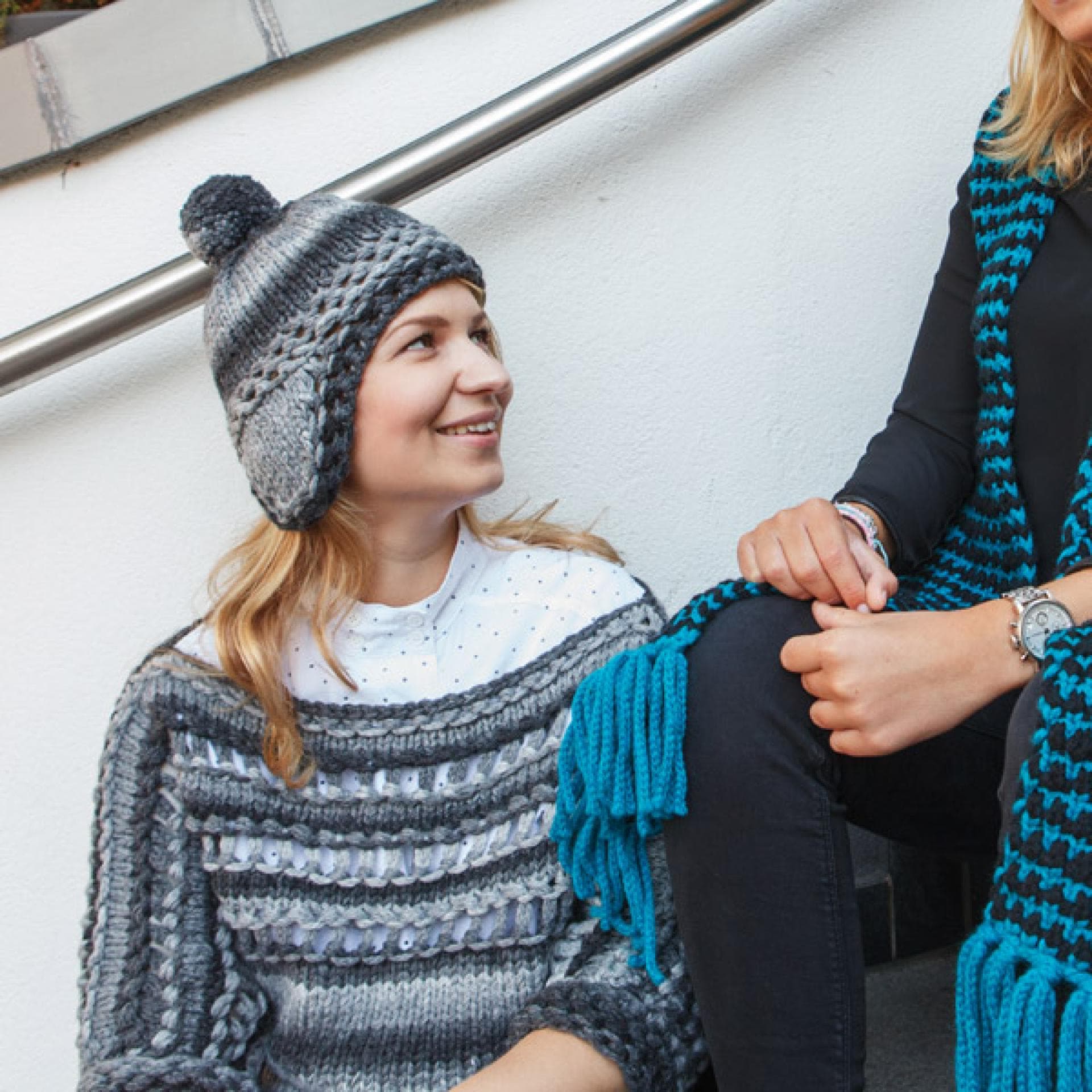 Pulli mit Schulterausschnitt und Ohren-Mütze