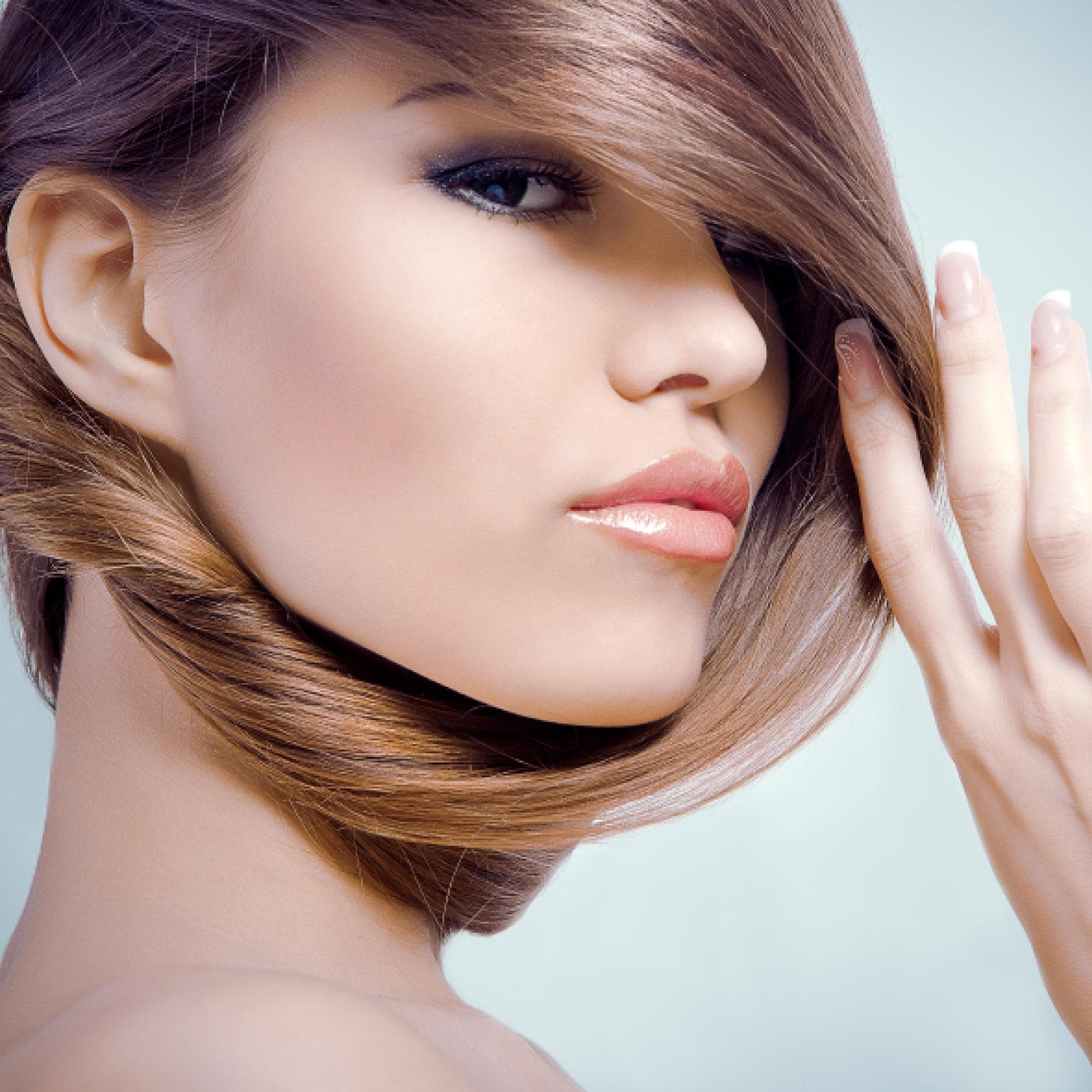 Frau mit glatten Haaren Frau mit glatten Haaren - So wird Ihre Frisur glänzend und glatt