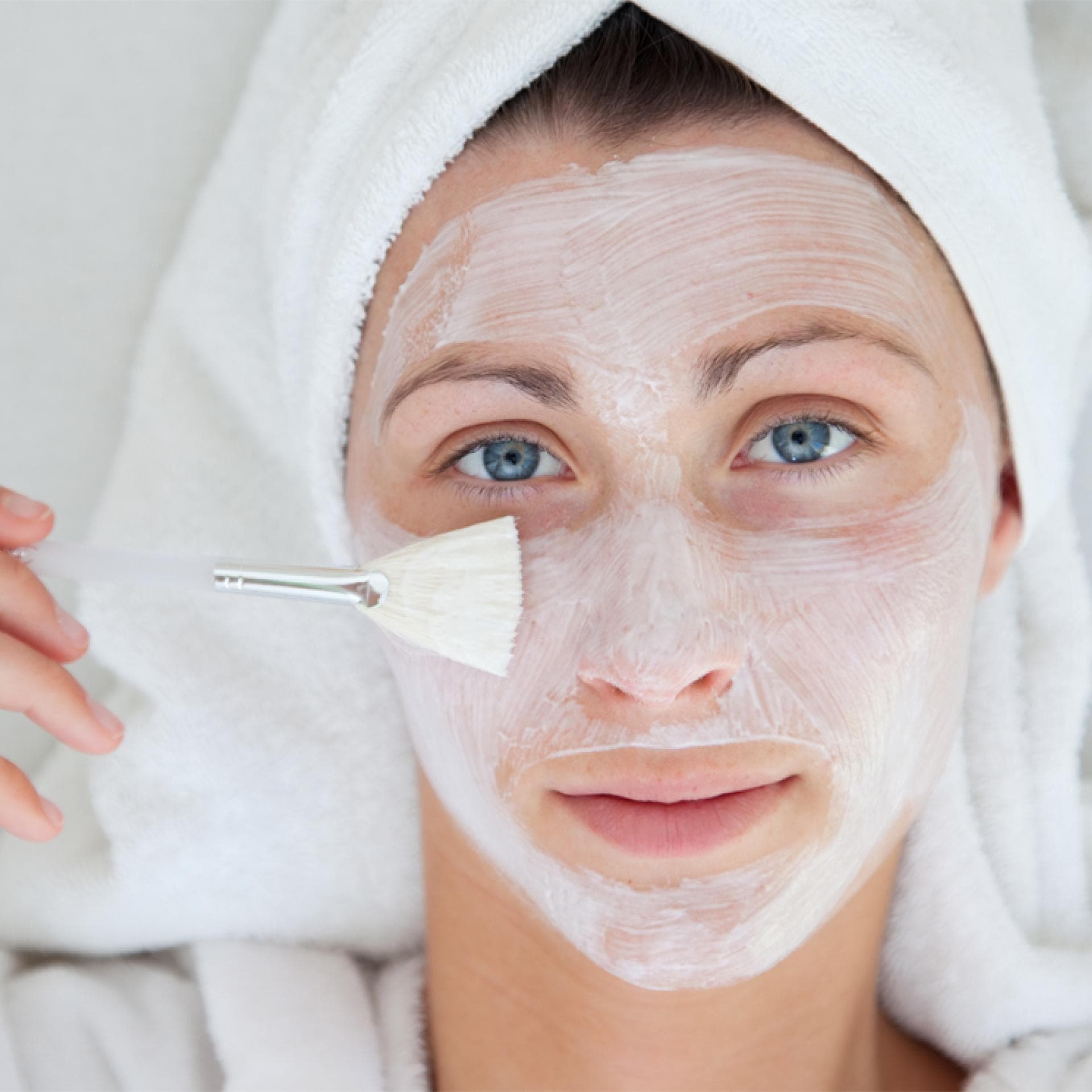 Eine Frau genießt eine Gesichtsmaske im Spa - jetzt kann ihre Haut aufatmen