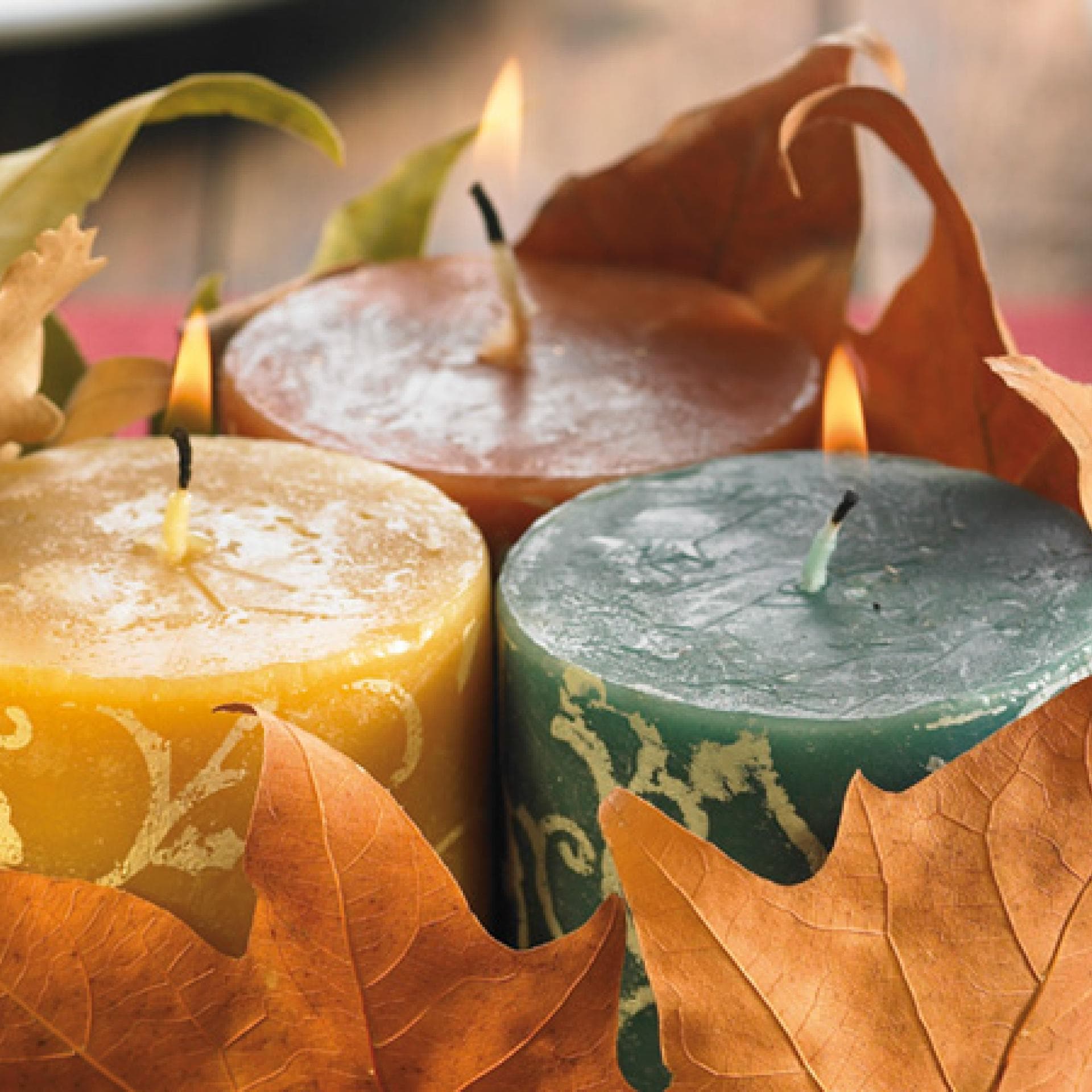 Herbstliches, selbst gemachtes Kerzengesteck mit bunten Blättern