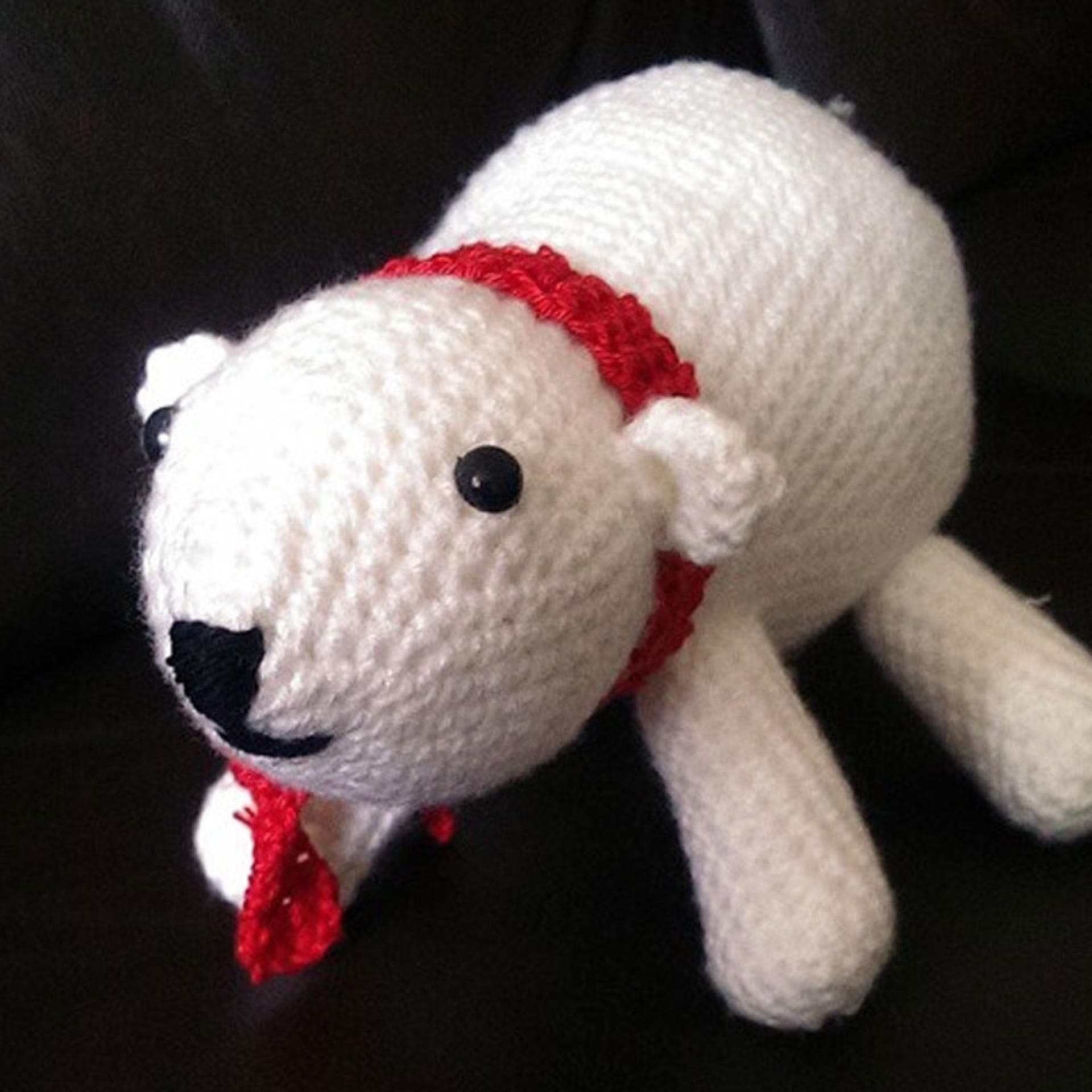 Amigurumi-Eisbär Gehäkelter Eisbär mit rotem Schal