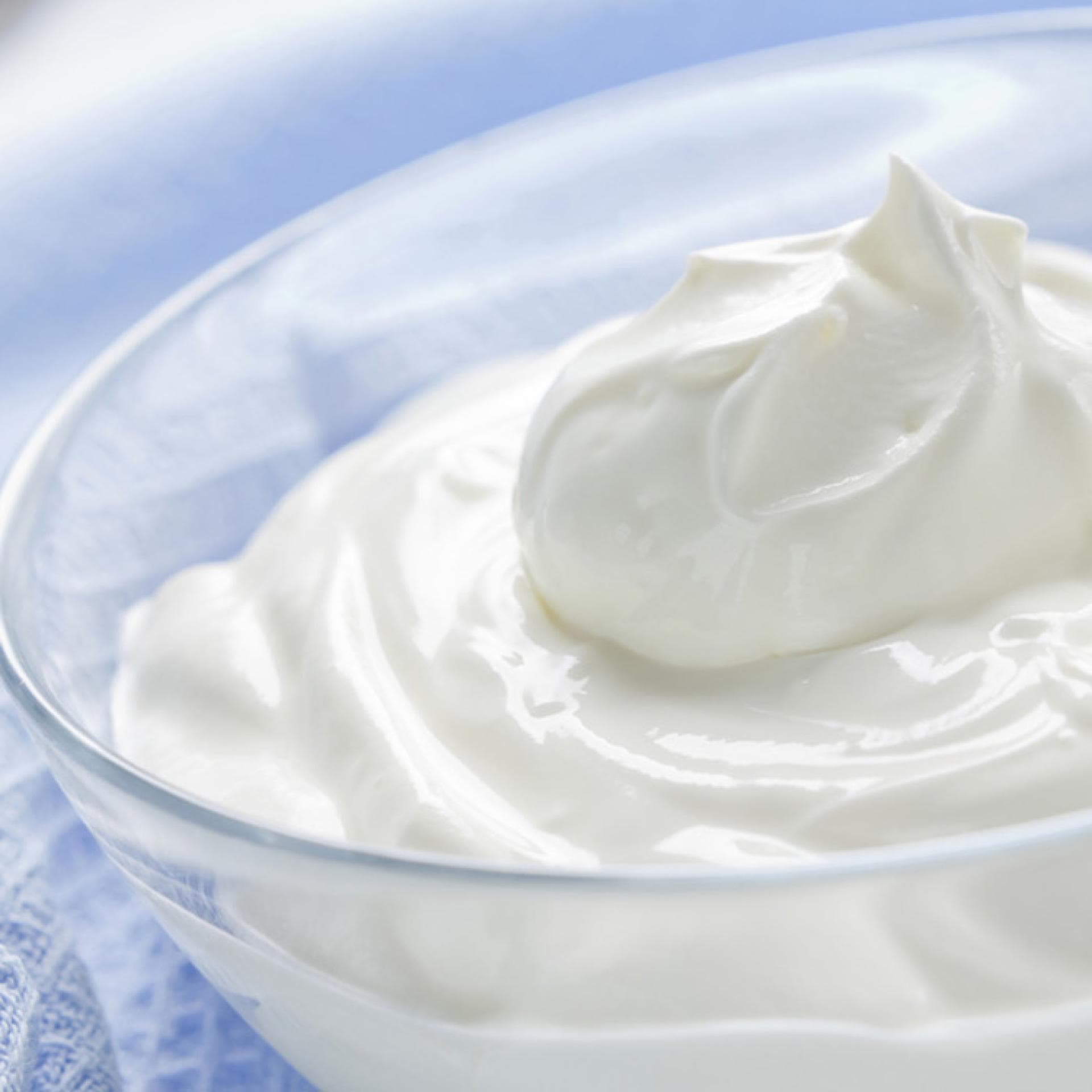Naturjoghurt - Die Bifidus-Kulturen im Joghurt sind sehr gesund und fördern das Wohl von Magen und Darm 