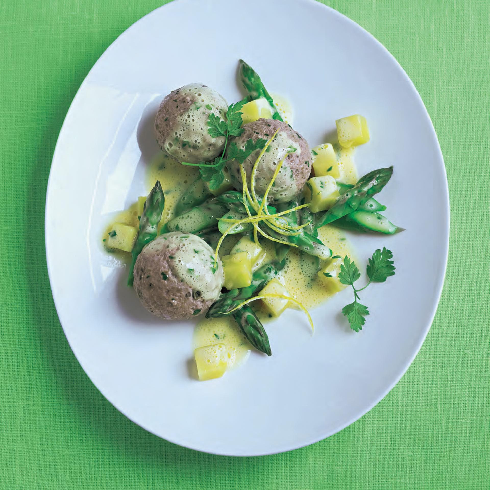 Kalbsklößchen mit Spargel-Kartoffel-Ragout