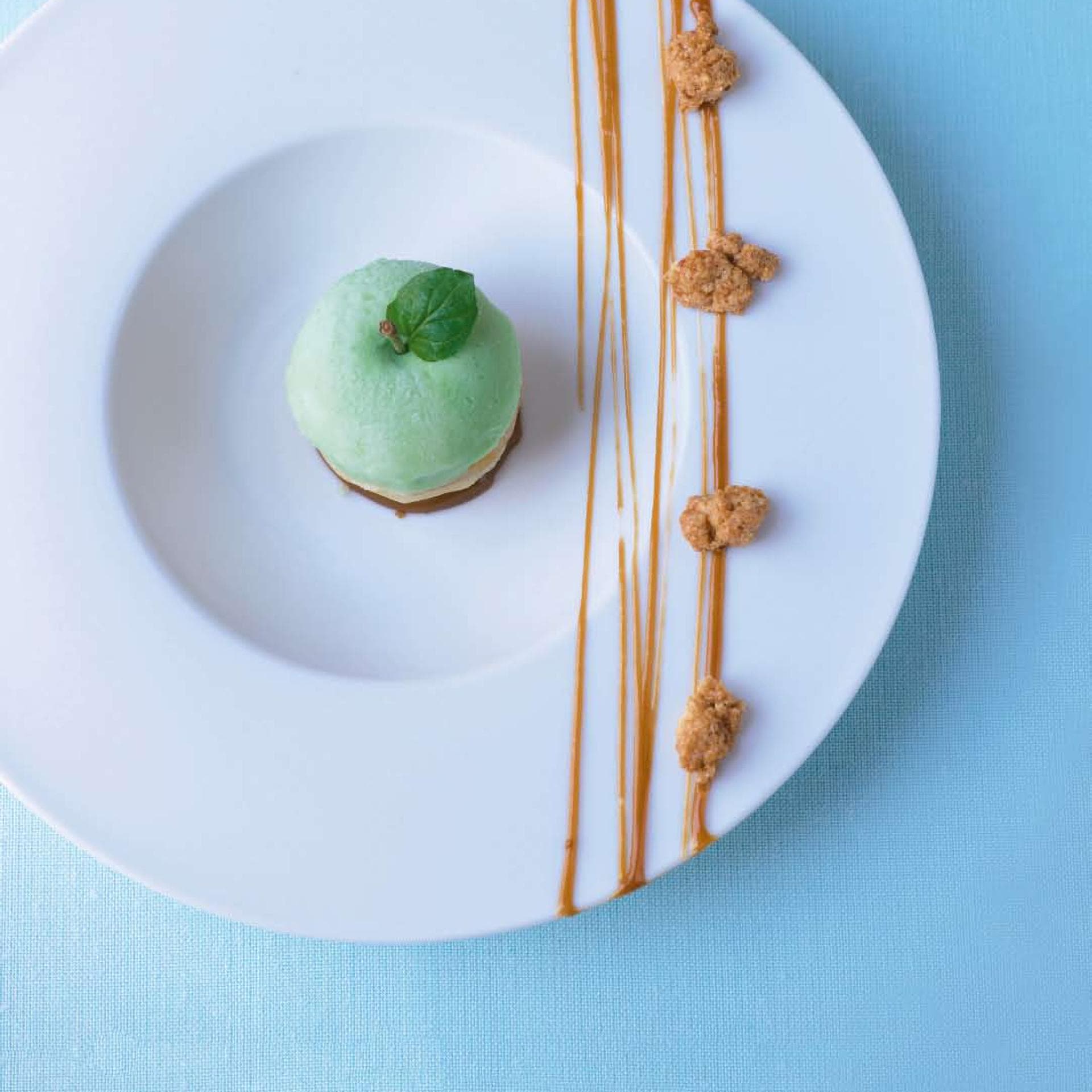 Karamellapfel mit feinem Apfelsorbet.