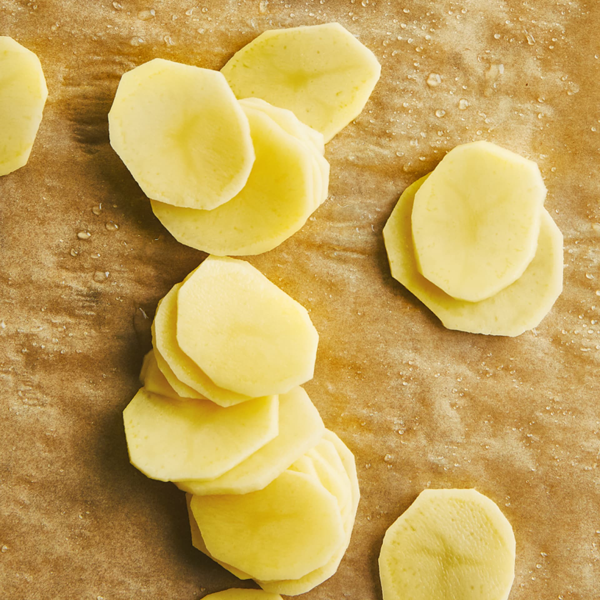 Kartoffelscheiben auf einem Backblech