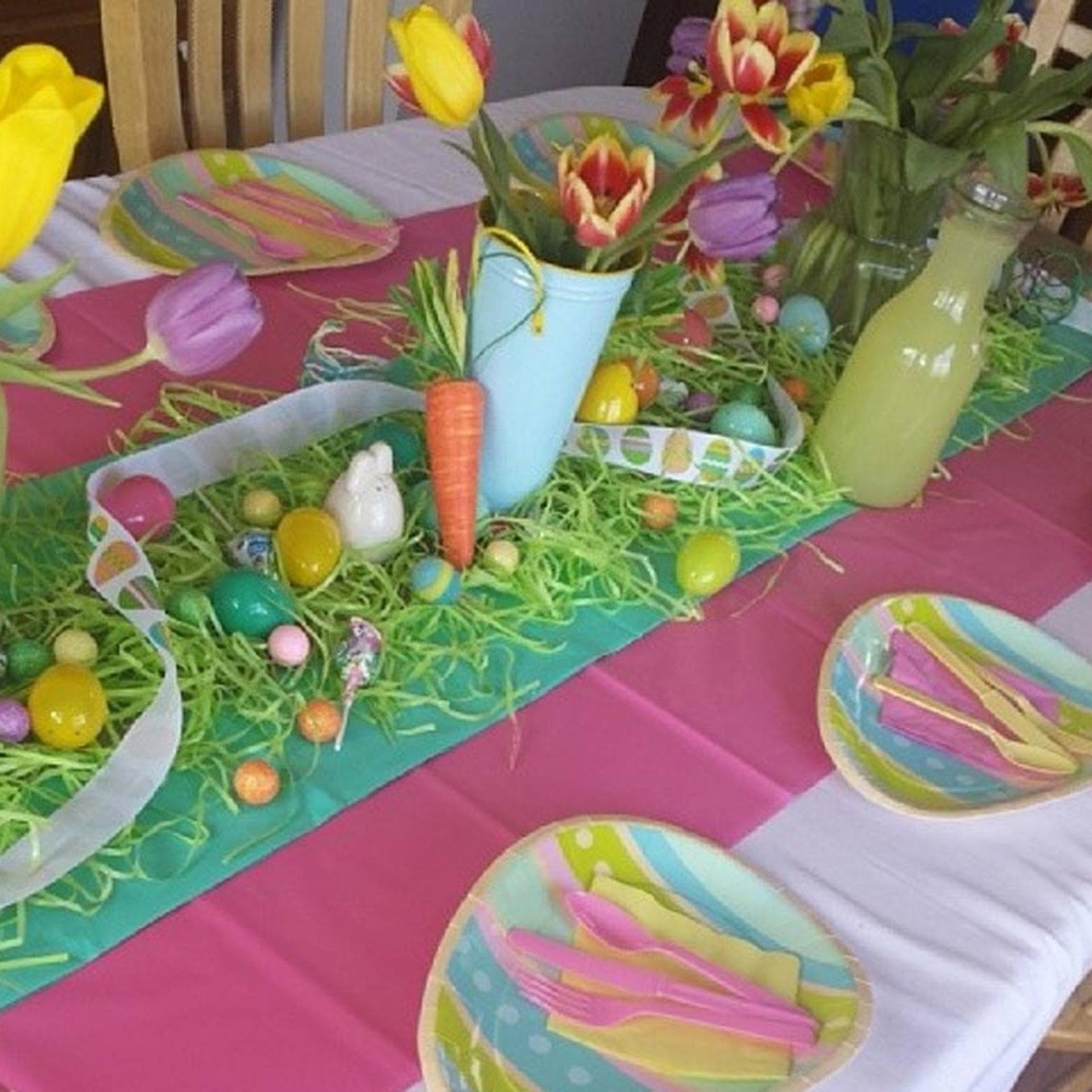 Tischdecke mit Ostergras und Tulpen