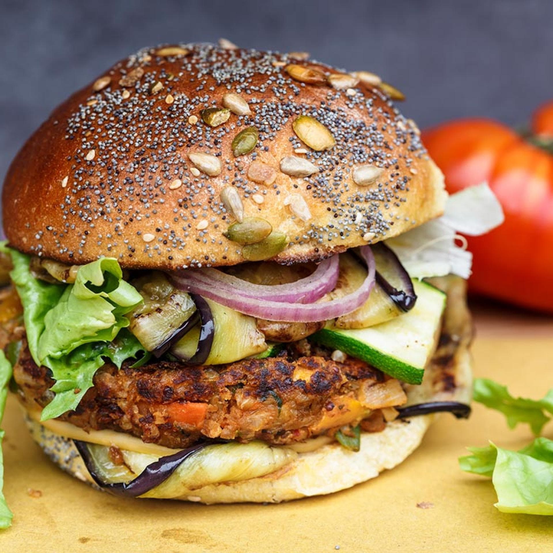 Kürbisburger im Kürbisbrötchen mit Aubergine und Salat