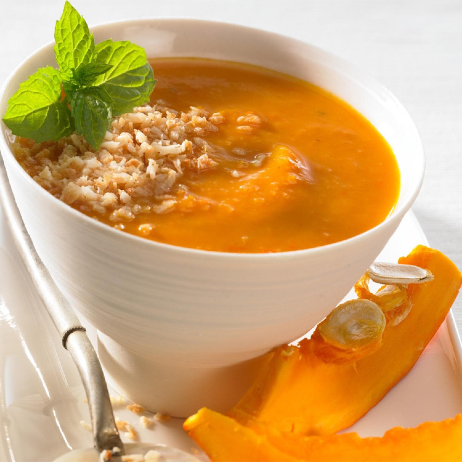 Kürbissuppe - Kokosmilch, Tomaten und Kürbis sind die perfekten Zutaten für eine frische Kürbissuppe