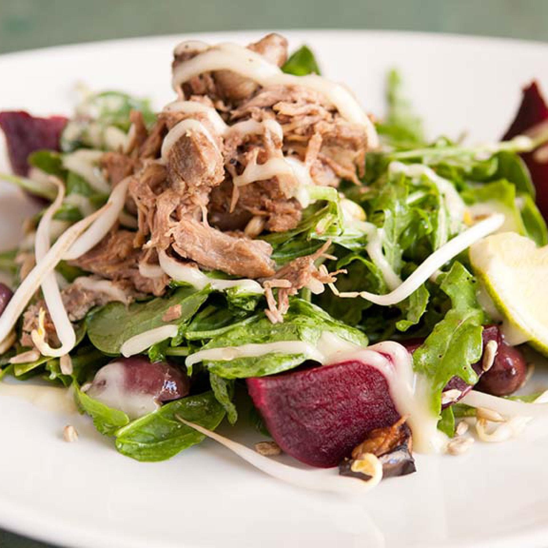 Lamm-Salat mit Auberginen, Babyspinat und Sonnenblumenkernen