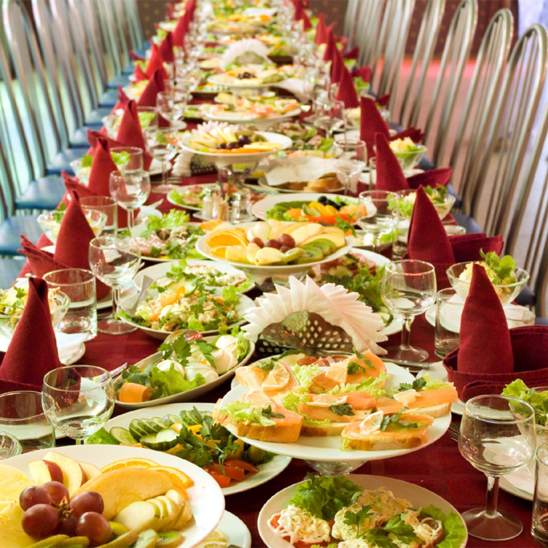 Ein festlich dekorierter Tisch mit einer großen Auswahl - das perfekte Buffet für besondere Anlässe