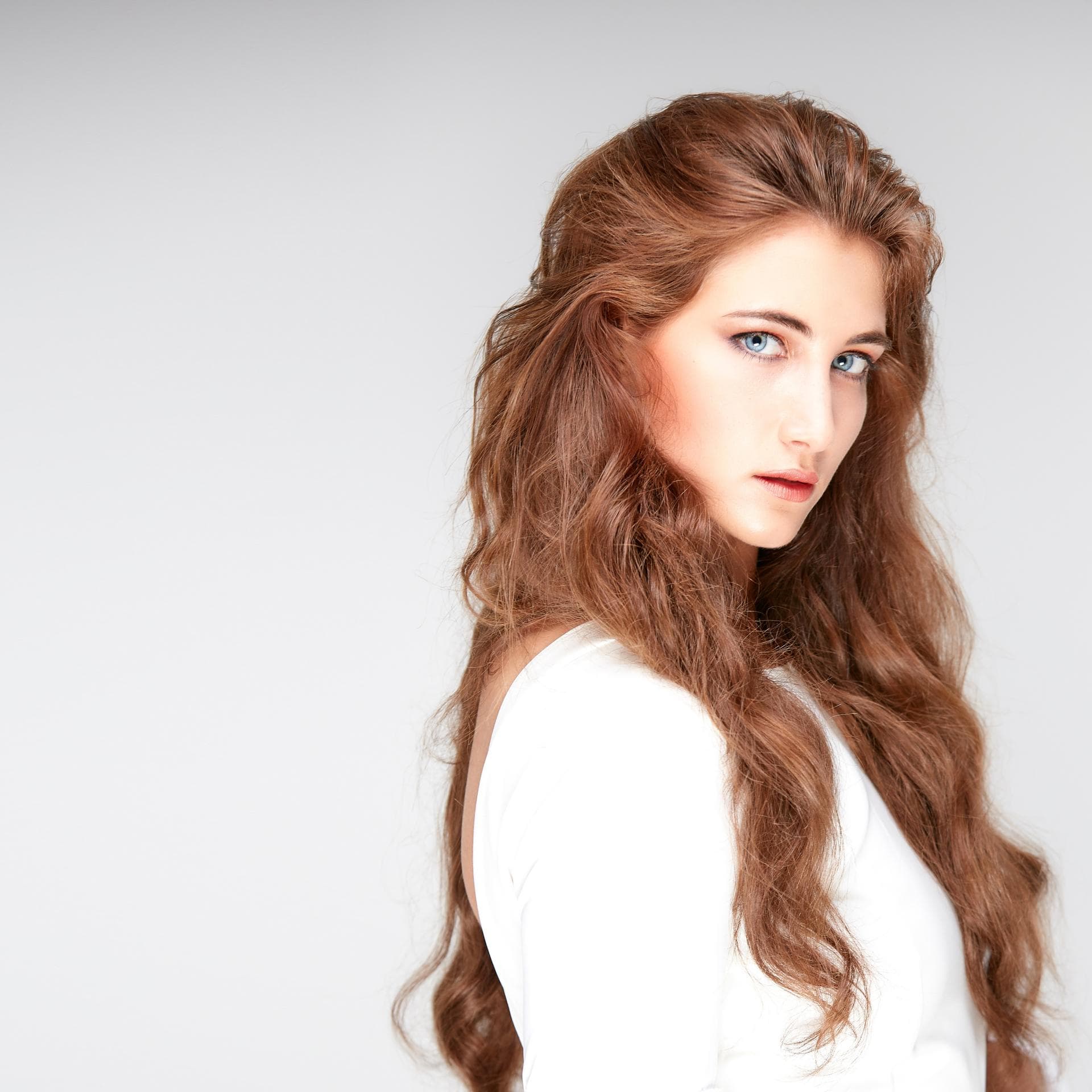 Model mit langen, welligen braunen Haaren 