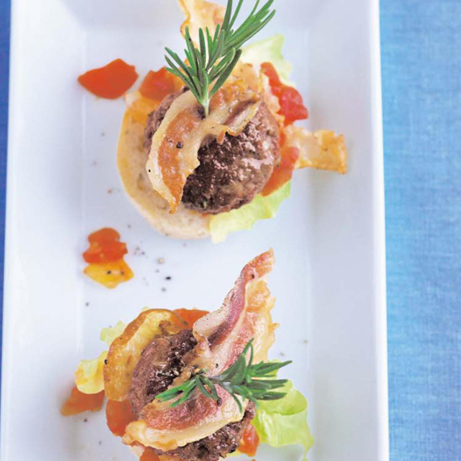 Mini-Frikadellen mit Rosmarinbrötchen - Das Rezept von Starköchin Cornelia Poletto finden Sie bei uns
