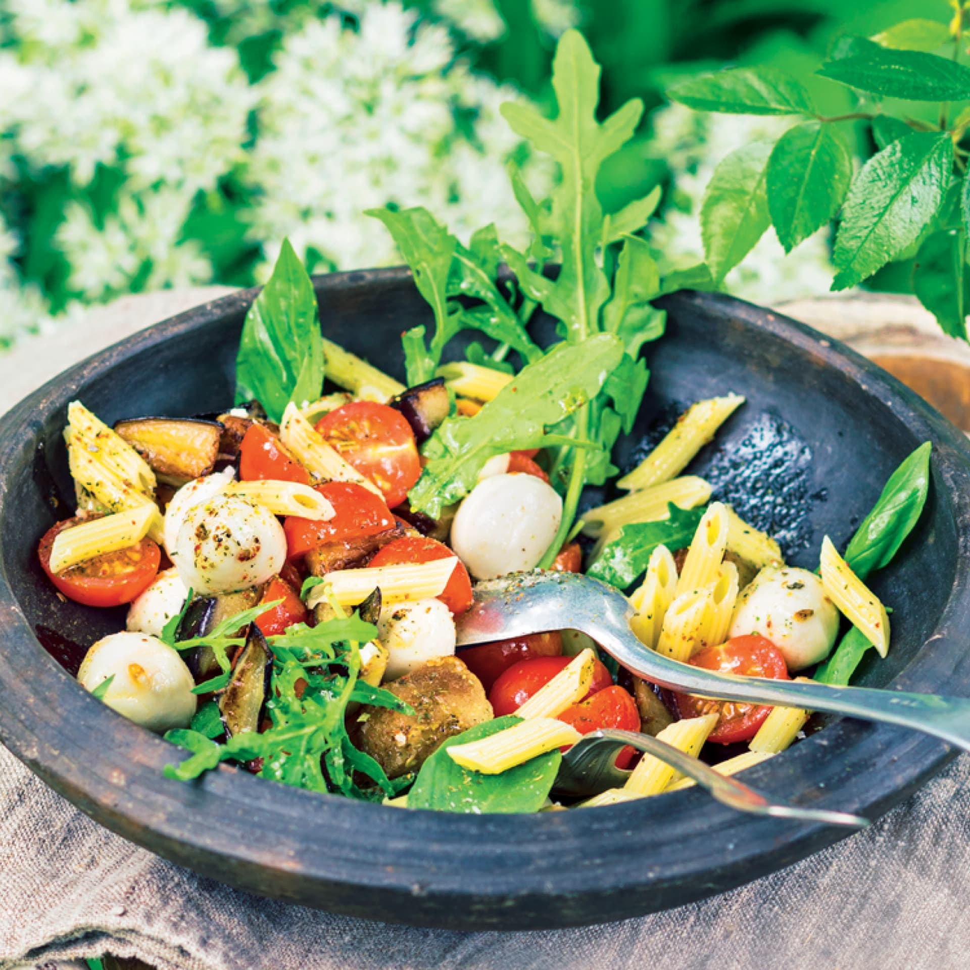 Rezept mit dem FÜR SIE Sommergewürz: Nudelsalat mit gebratener Aubergine und Mozzarella