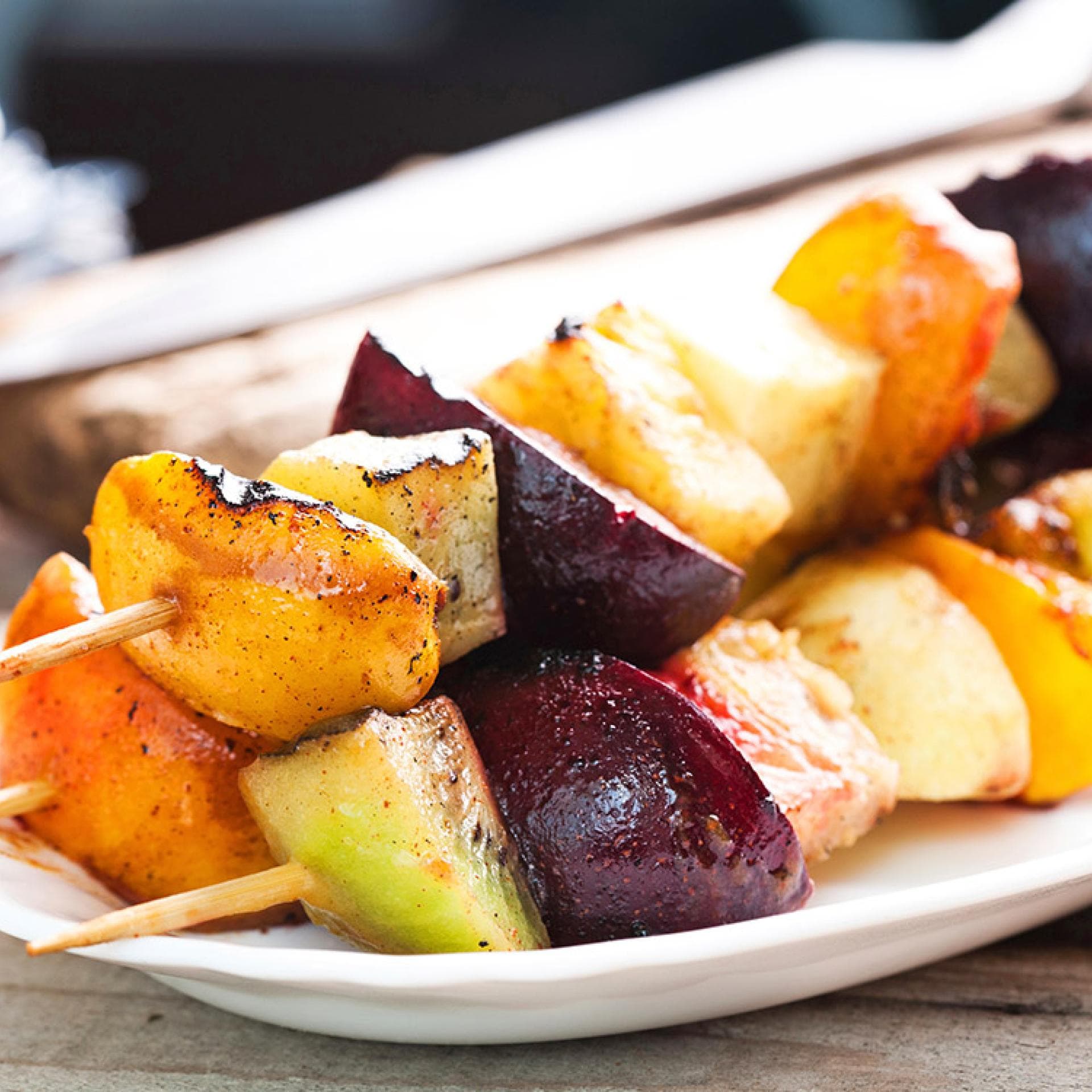 Obst grillen - Wir zeigen Ihnen, wie Sie Früchte als Dessert oder als süße und vegetarische Alternative auf dem Grillrost richtig zubereiten