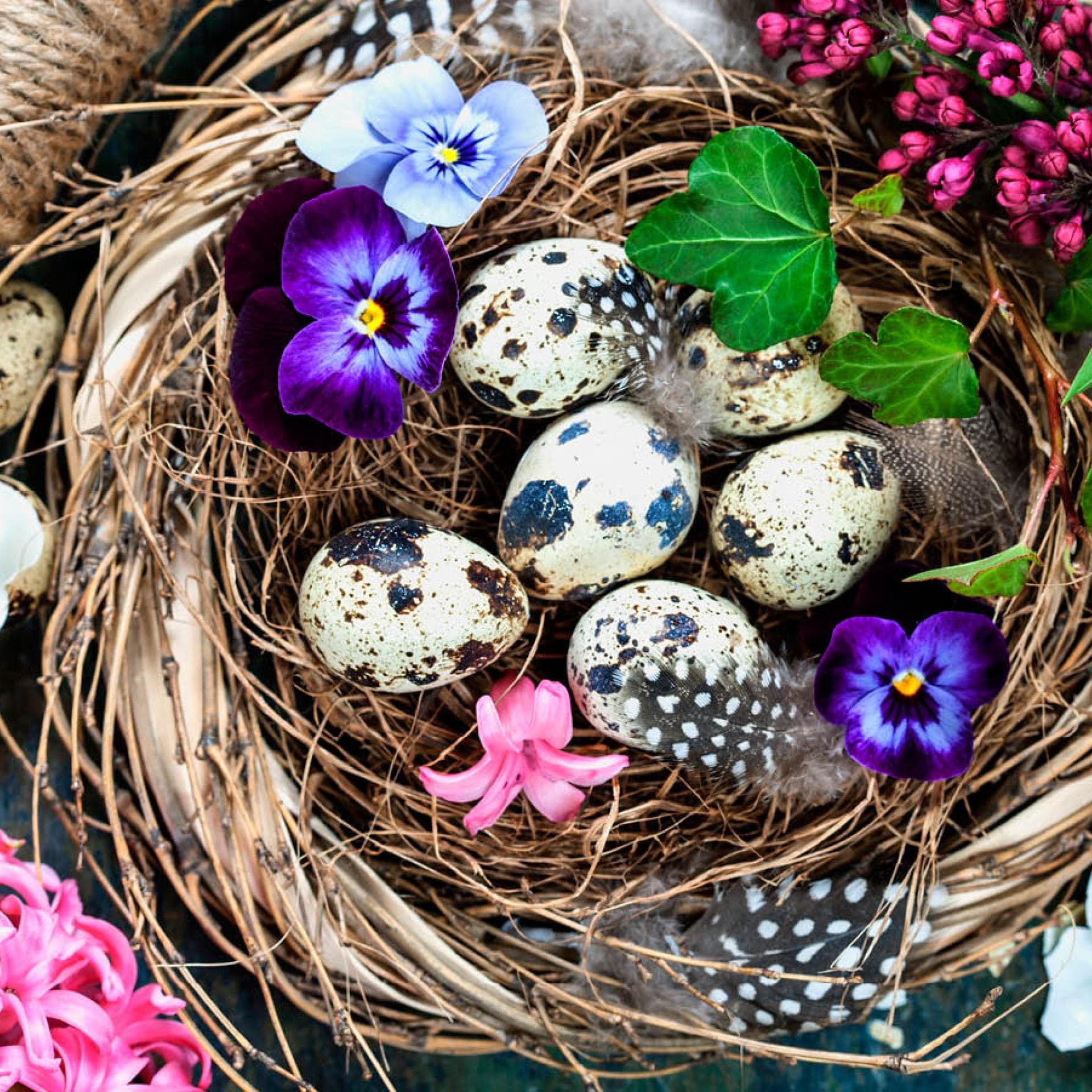 Geflochtener Kranz mit Eiern als Osterdekoration