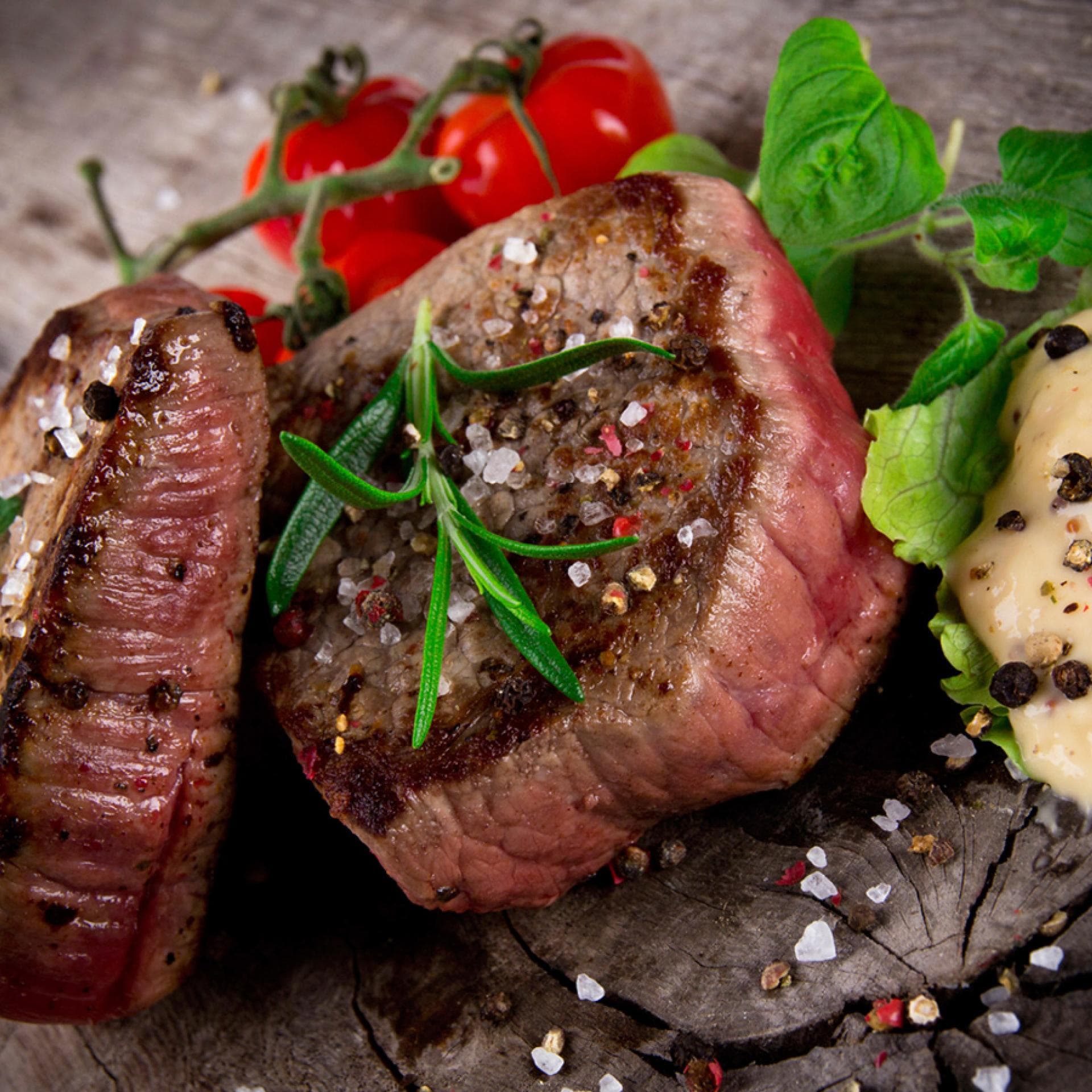 Perfektes Steak mit Kräutern, Salz und Peffer - So gelingt Ihnen ein saftiges und zartes Steak